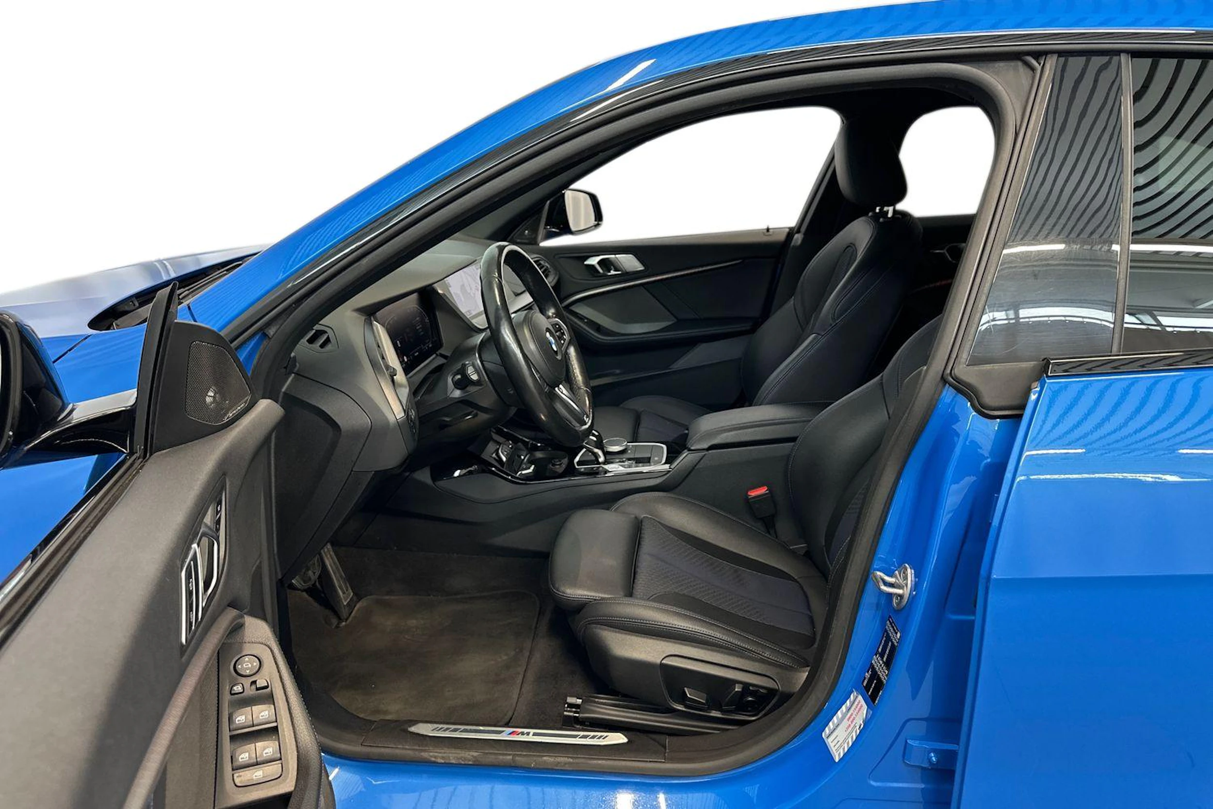 sininen BMW 218 2021 kuva 12.