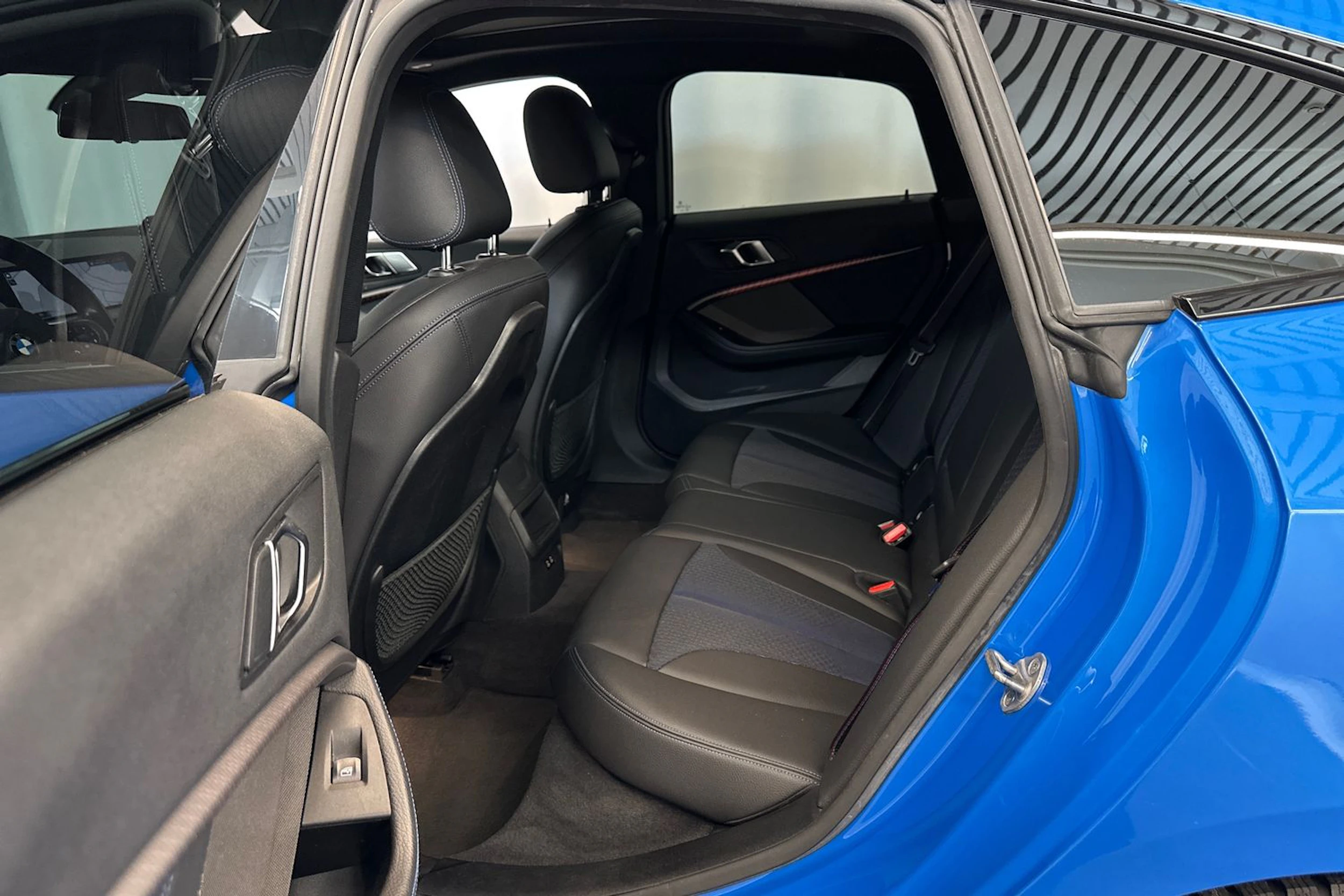 sininen BMW 218 2021 kuva 13.