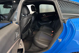 sininen BMW 218 2021 kuva 13.