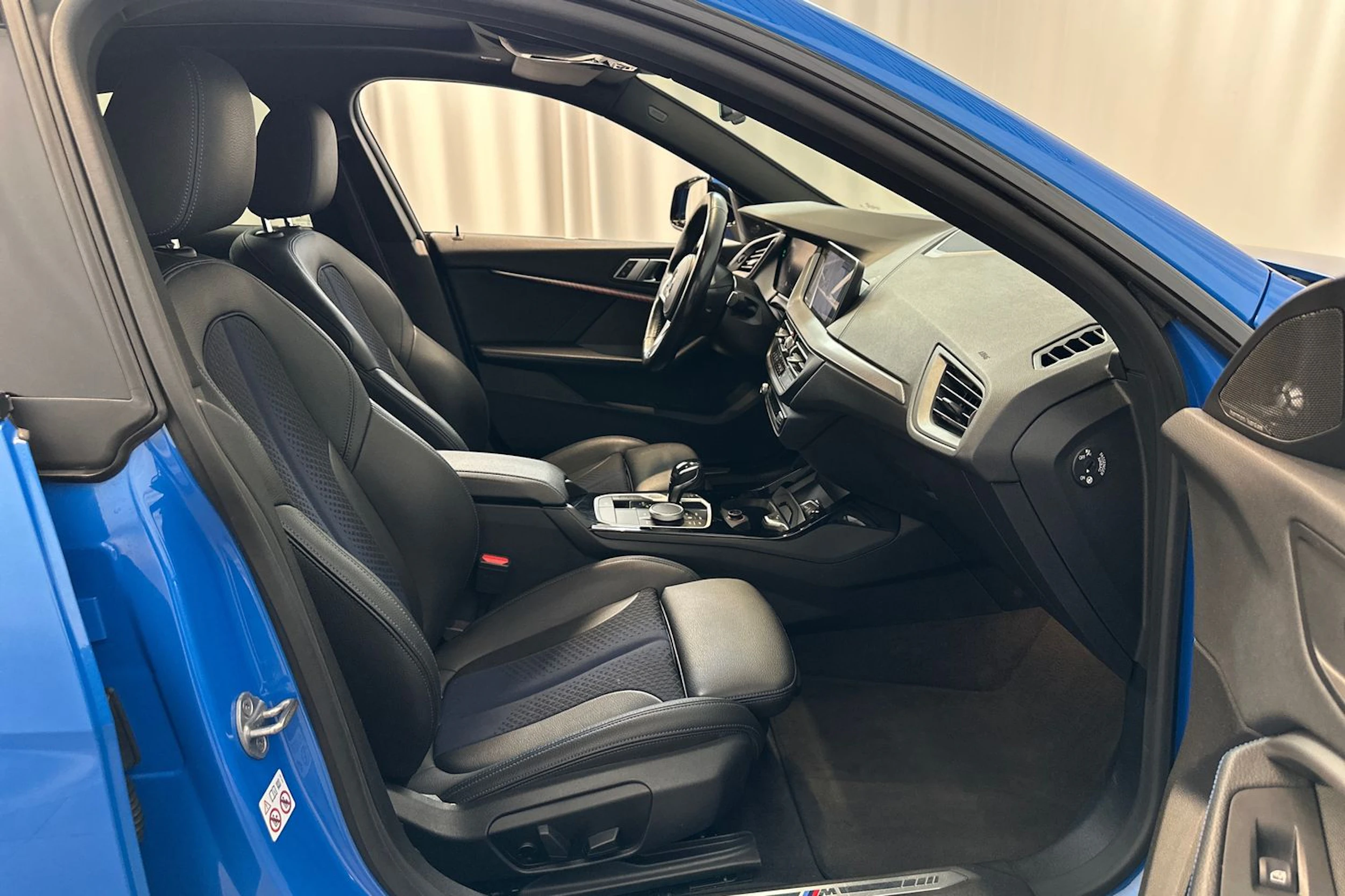 sininen BMW 218 2021 kuva 16.