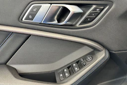 sininen BMW 218 2021 kuva 17.