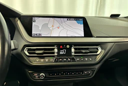 sininen BMW 218 2021 kuva 23.