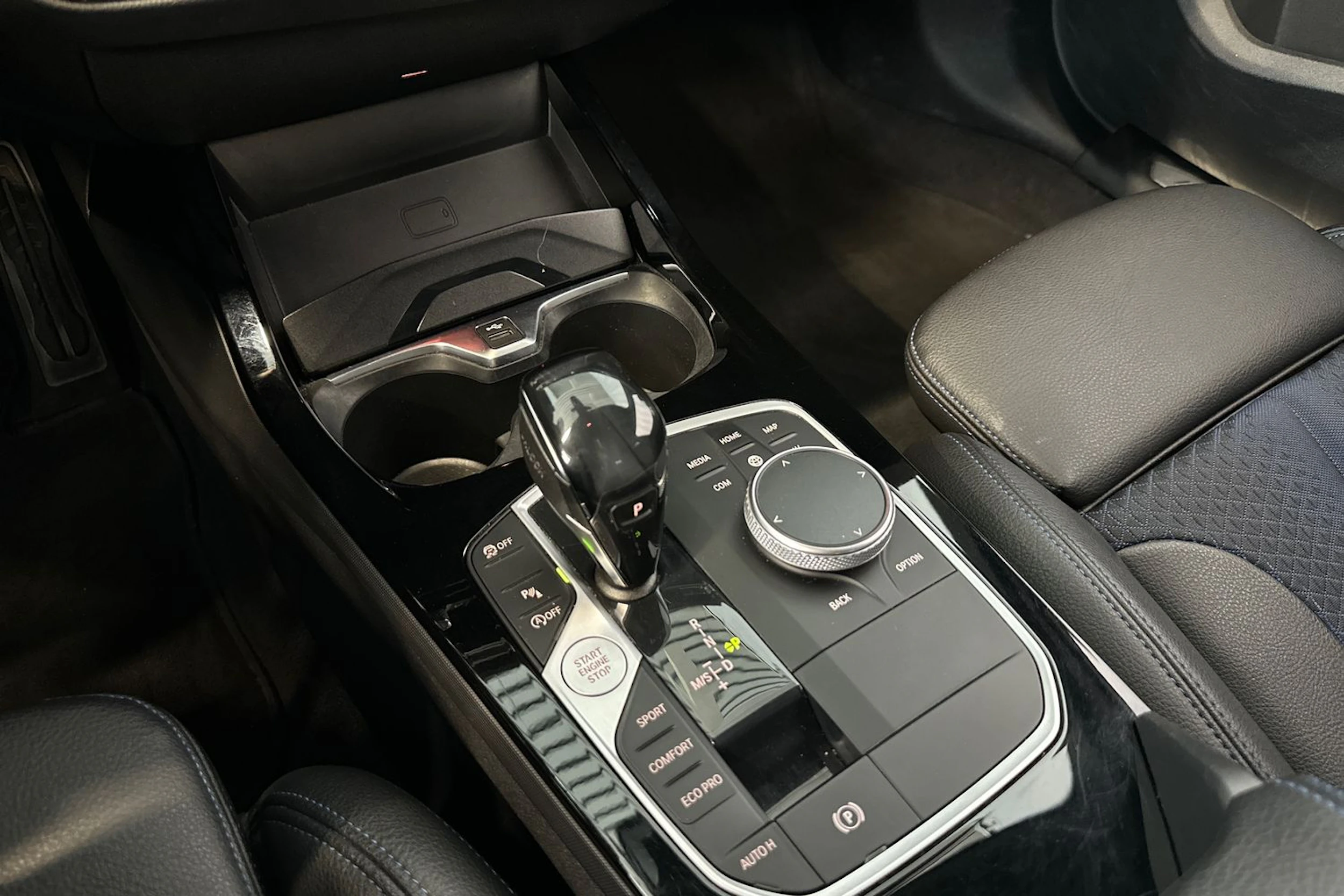 sininen BMW 218 2021 kuva 27.