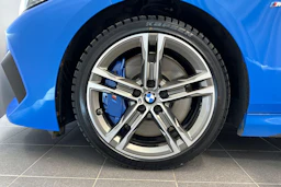 sininen BMW 218 2021 kuva 28.