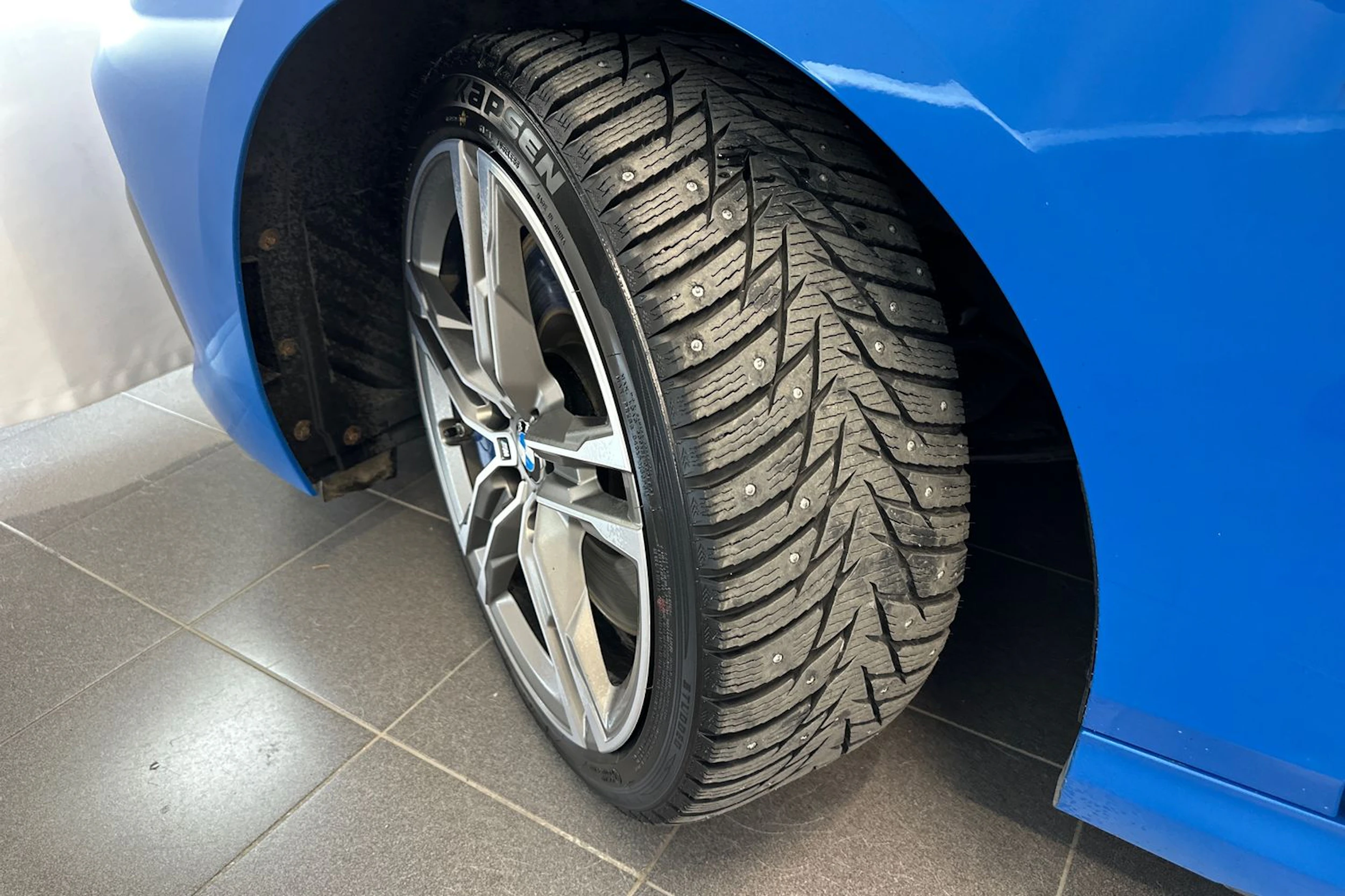 sininen BMW 218 2021 kuva 29.