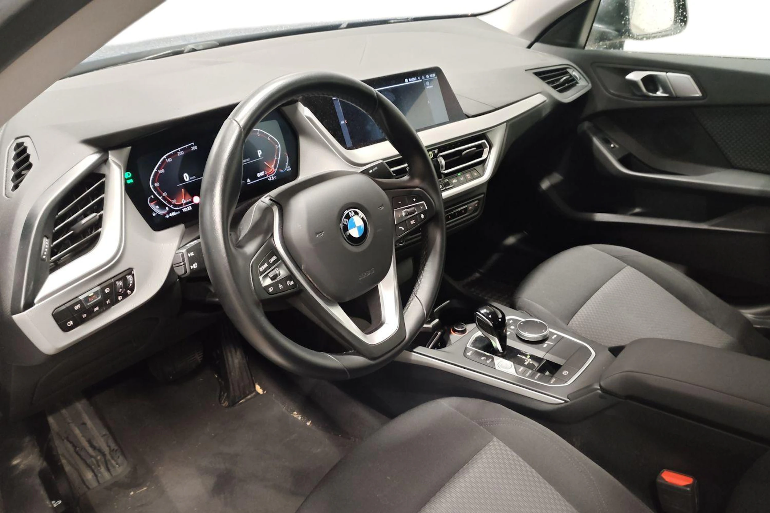 sininen BMW 218 2022 kuva 3.
