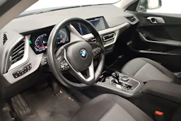 sininen BMW 218 2022 kuva 3.