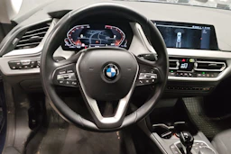 sininen BMW 218 2022 kuva 4.