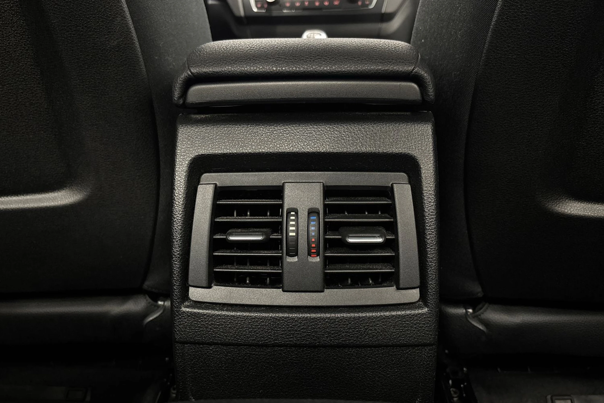 valkoinen BMW 220 2014 kuva 17.