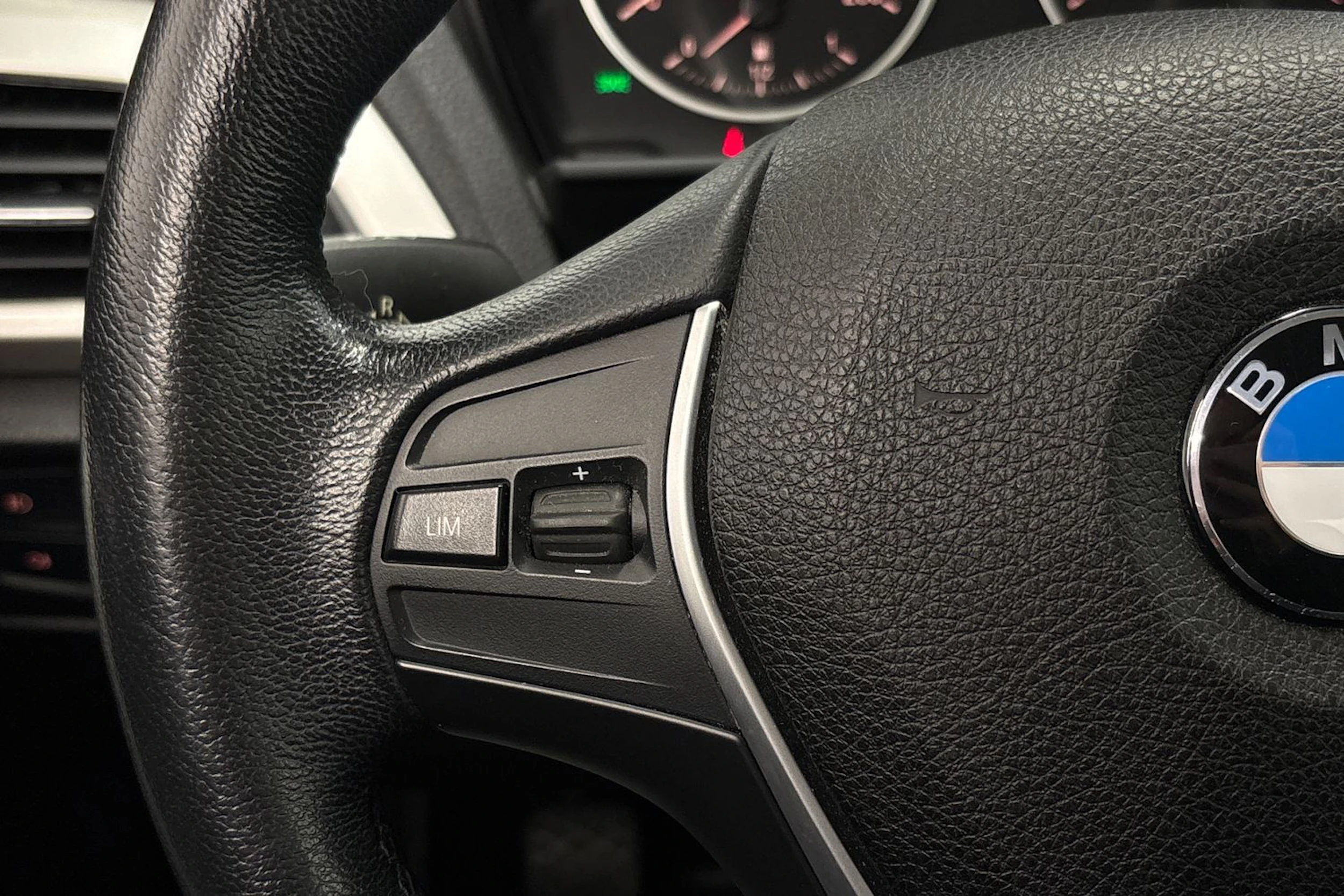 valkoinen BMW 220 2014 kuva 19.