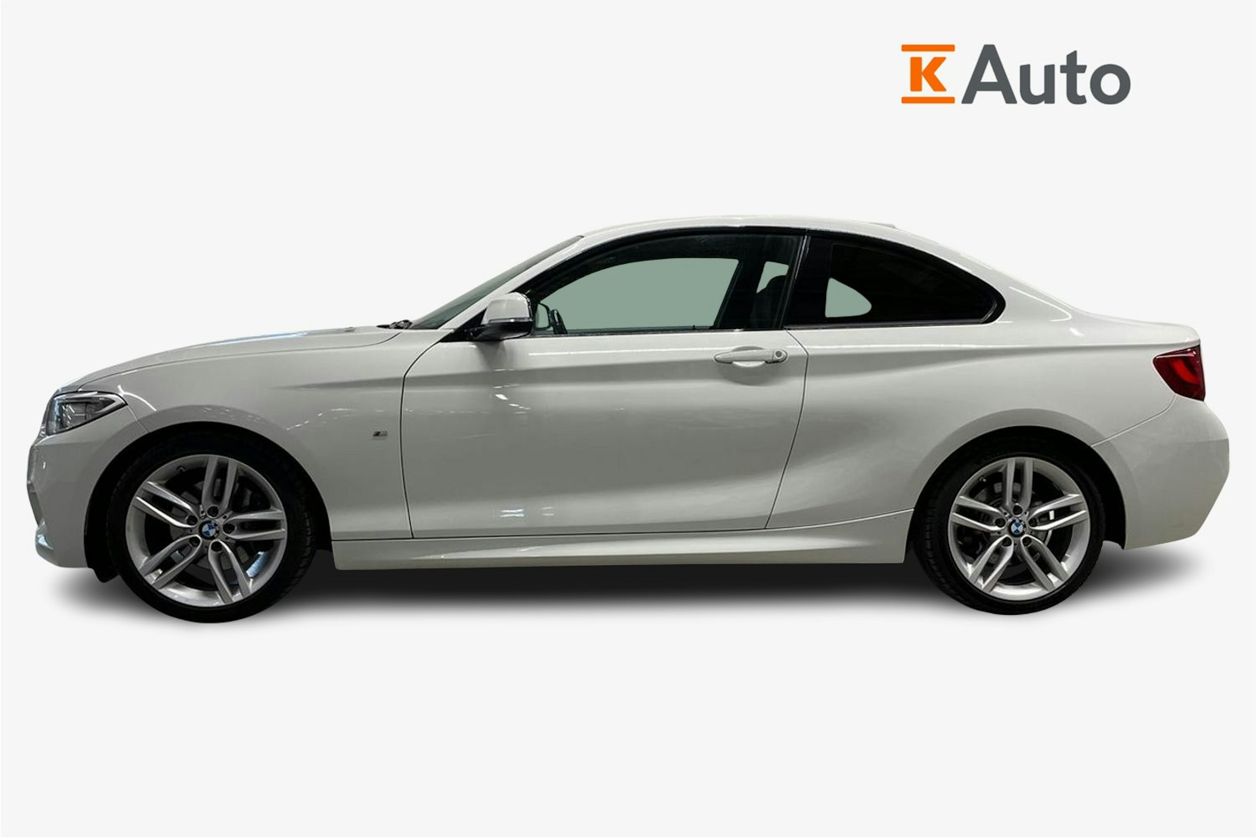 valkoinen BMW 220 2015 kuva 6.