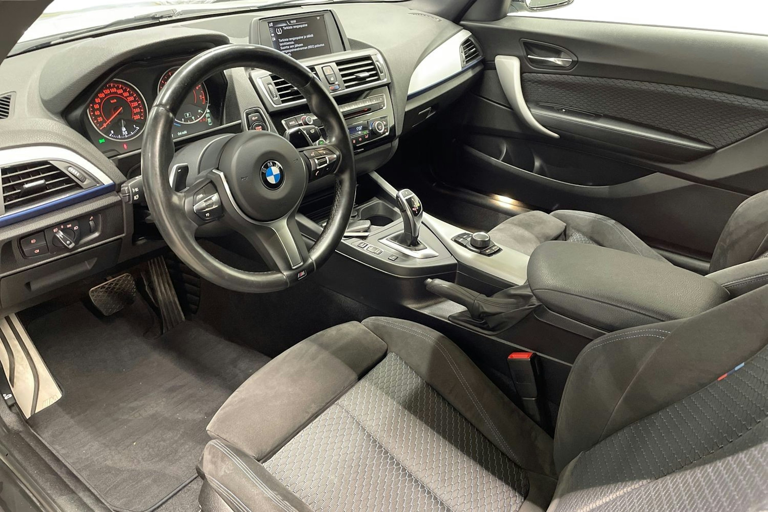 valkoinen BMW 220 2015 kuva 7.