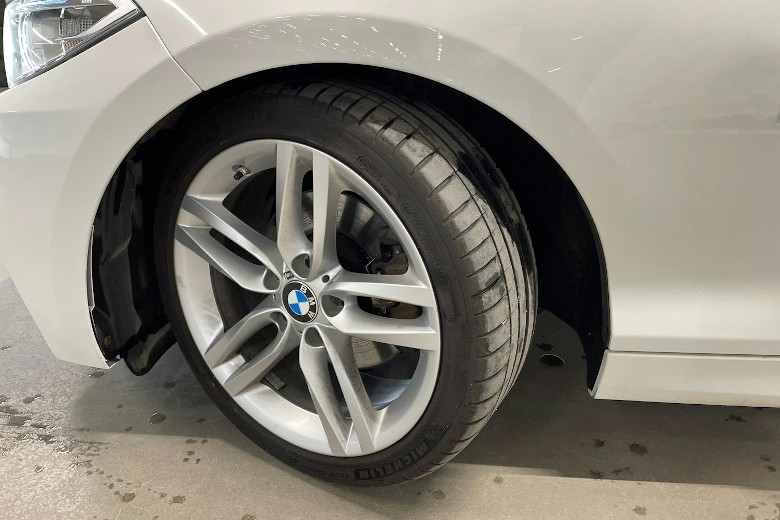 valkoinen BMW 220 2015 kuva 13.