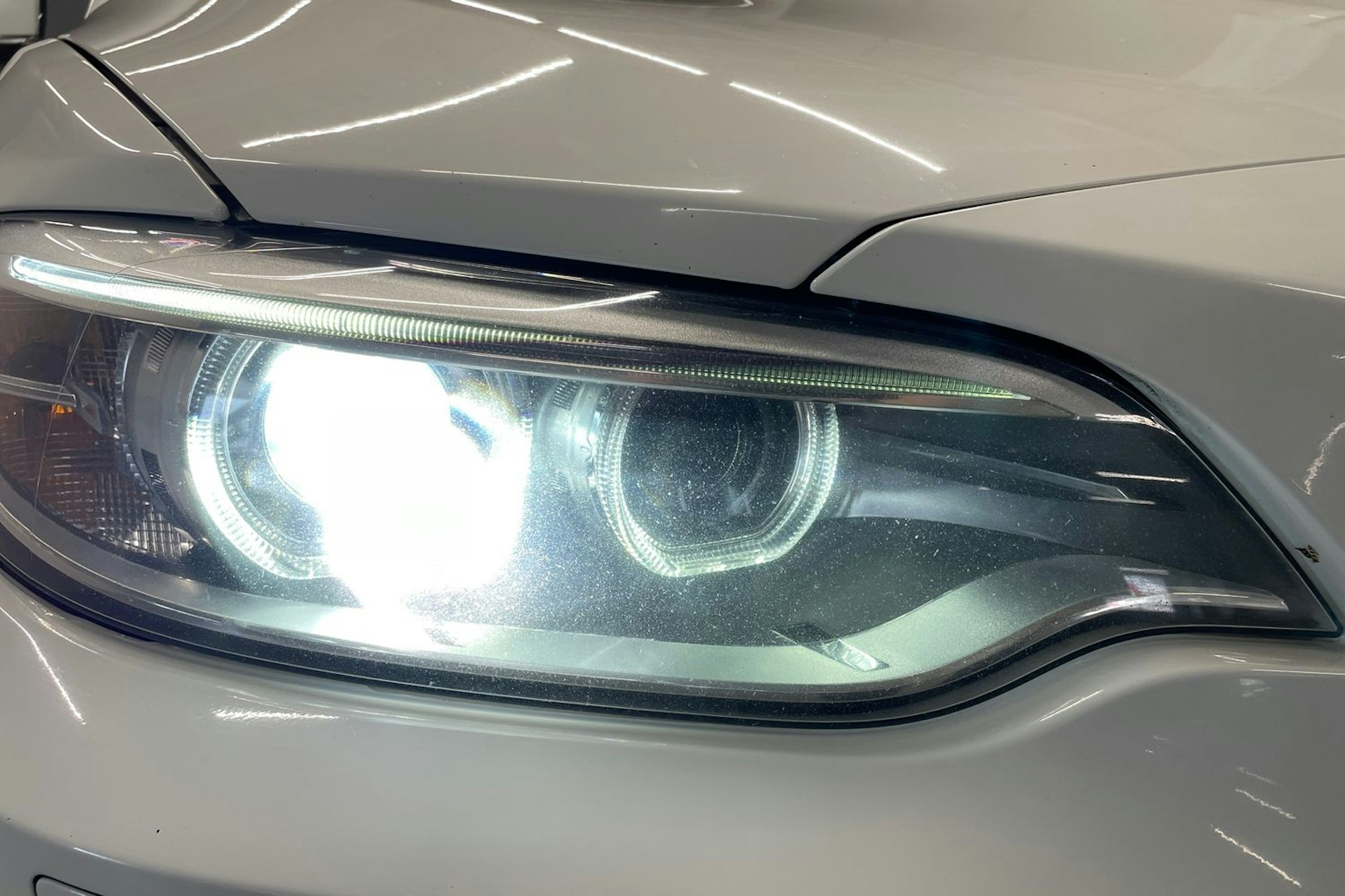 valkoinen BMW 220 2015 kuva 14.