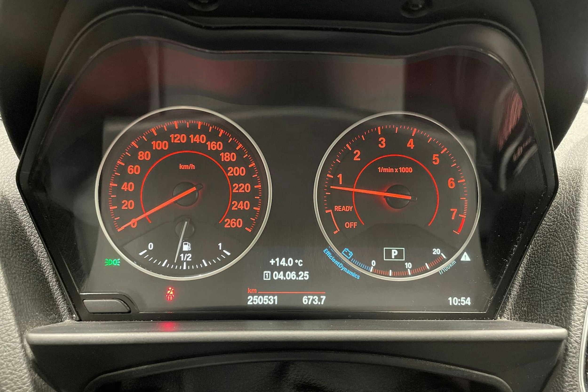 valkoinen BMW 220 2015 kuva 16.