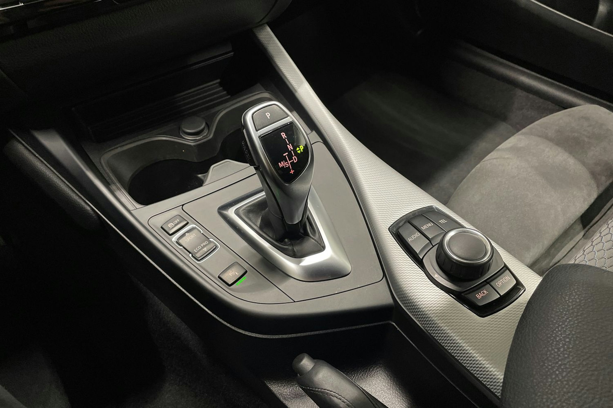 valkoinen BMW 220 2015 kuva 18.