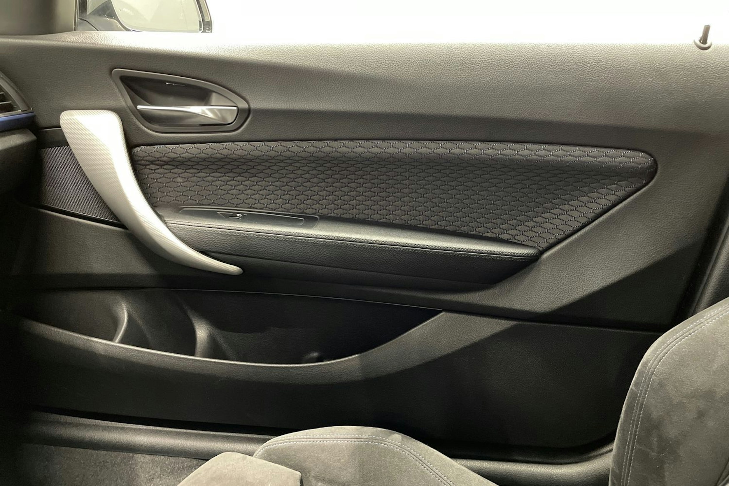 valkoinen BMW 220 2015 kuva 19.