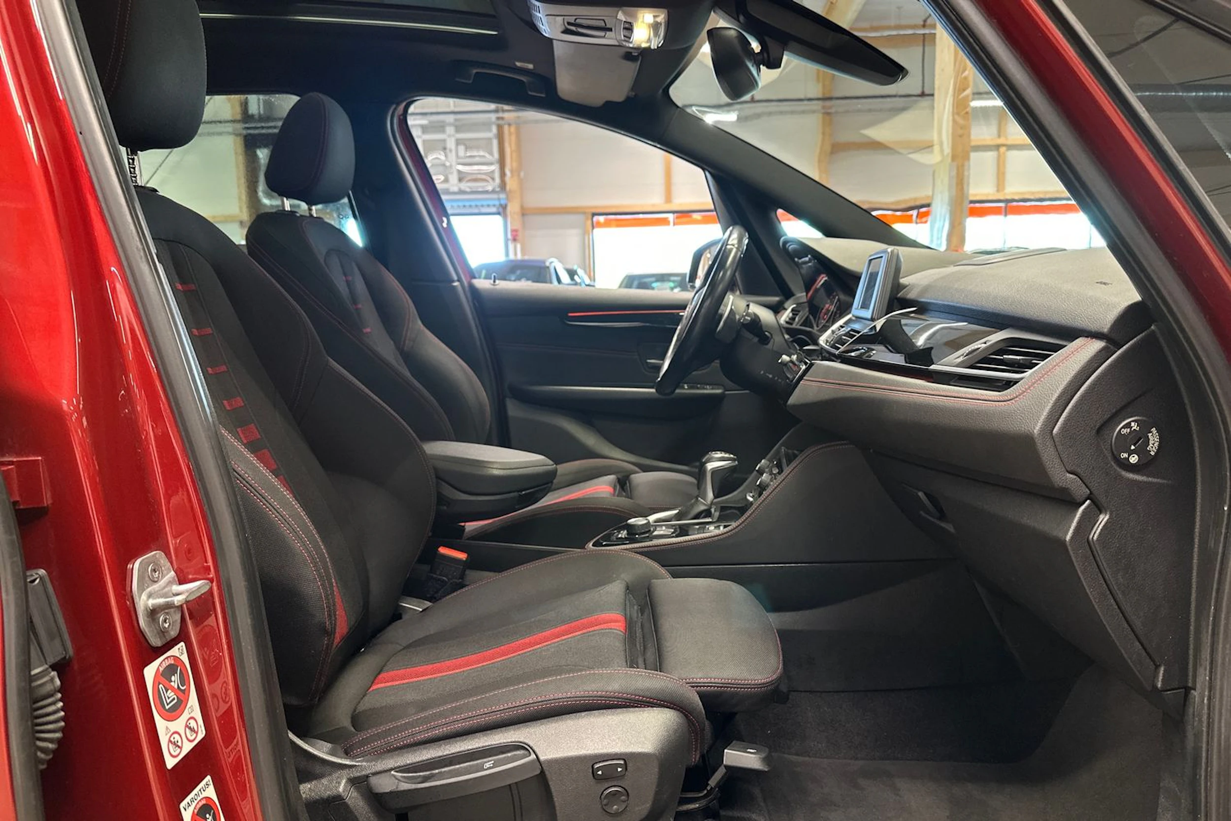 punainen BMW 220 2016 kuva 15.
