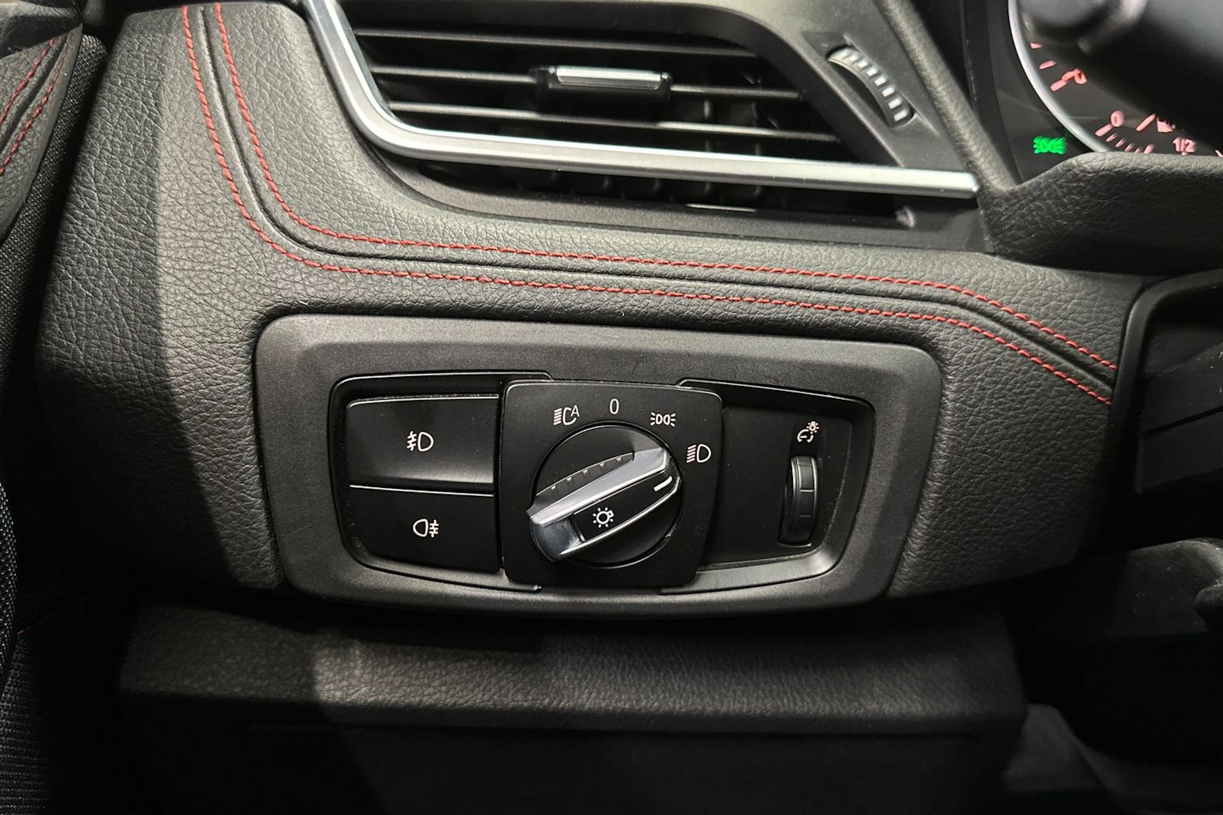 punainen BMW 220 2016 kuva 26.