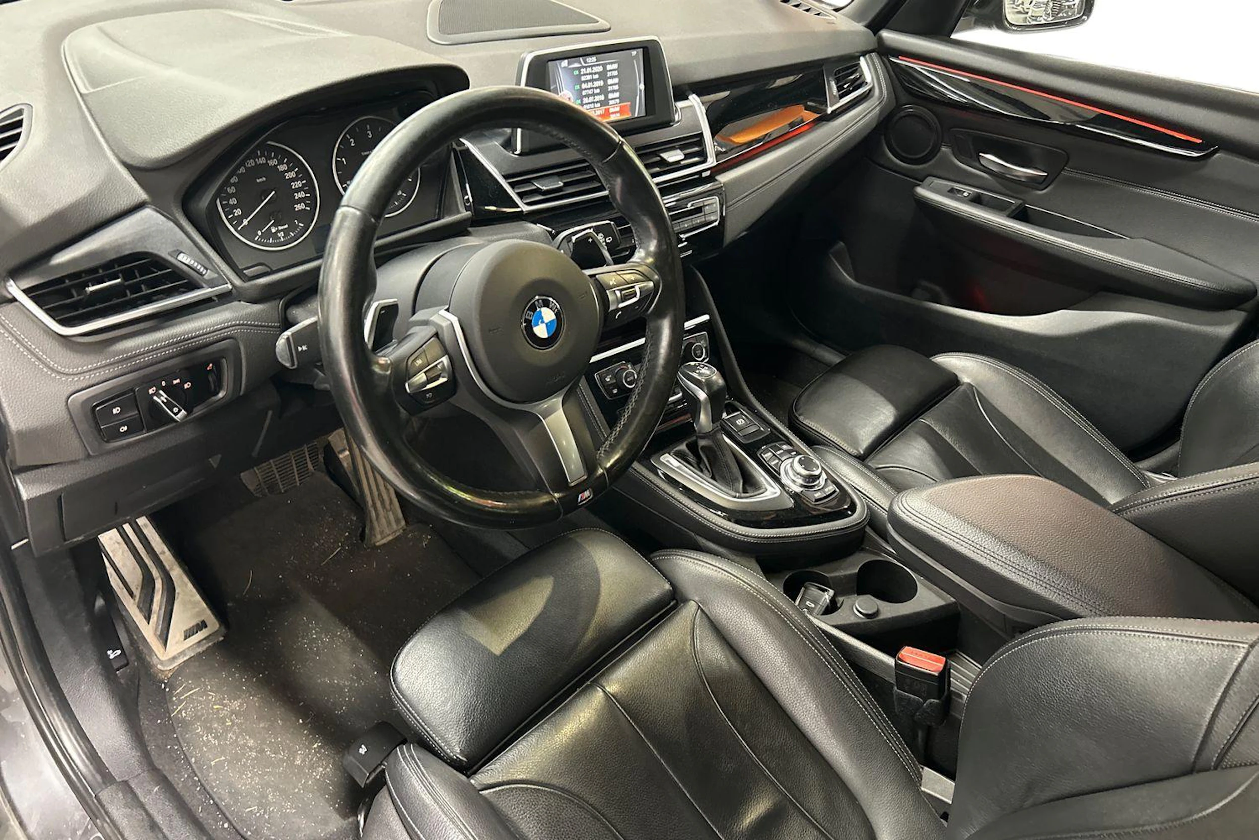 harmaa BMW 220 2016 kuva 3.