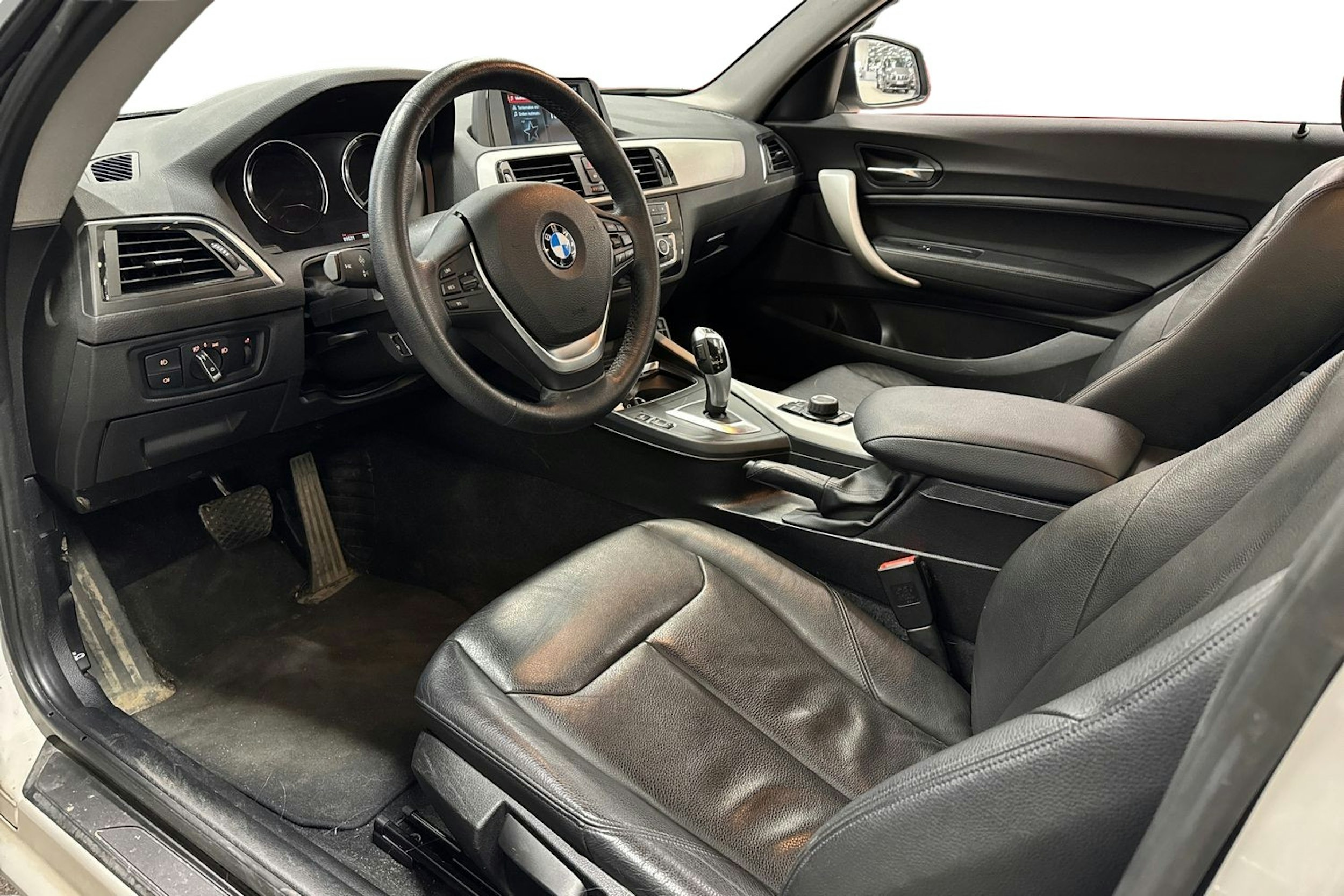 valkoinen BMW 220 2018 kuva 3.