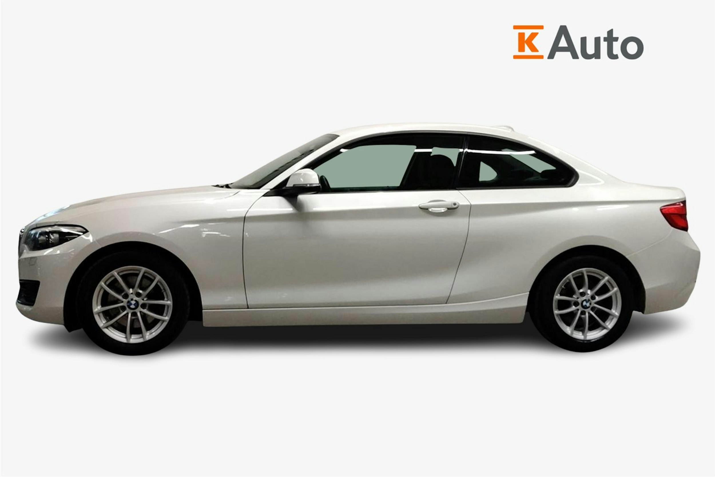 valkoinen BMW 220 2018 kuva 6.