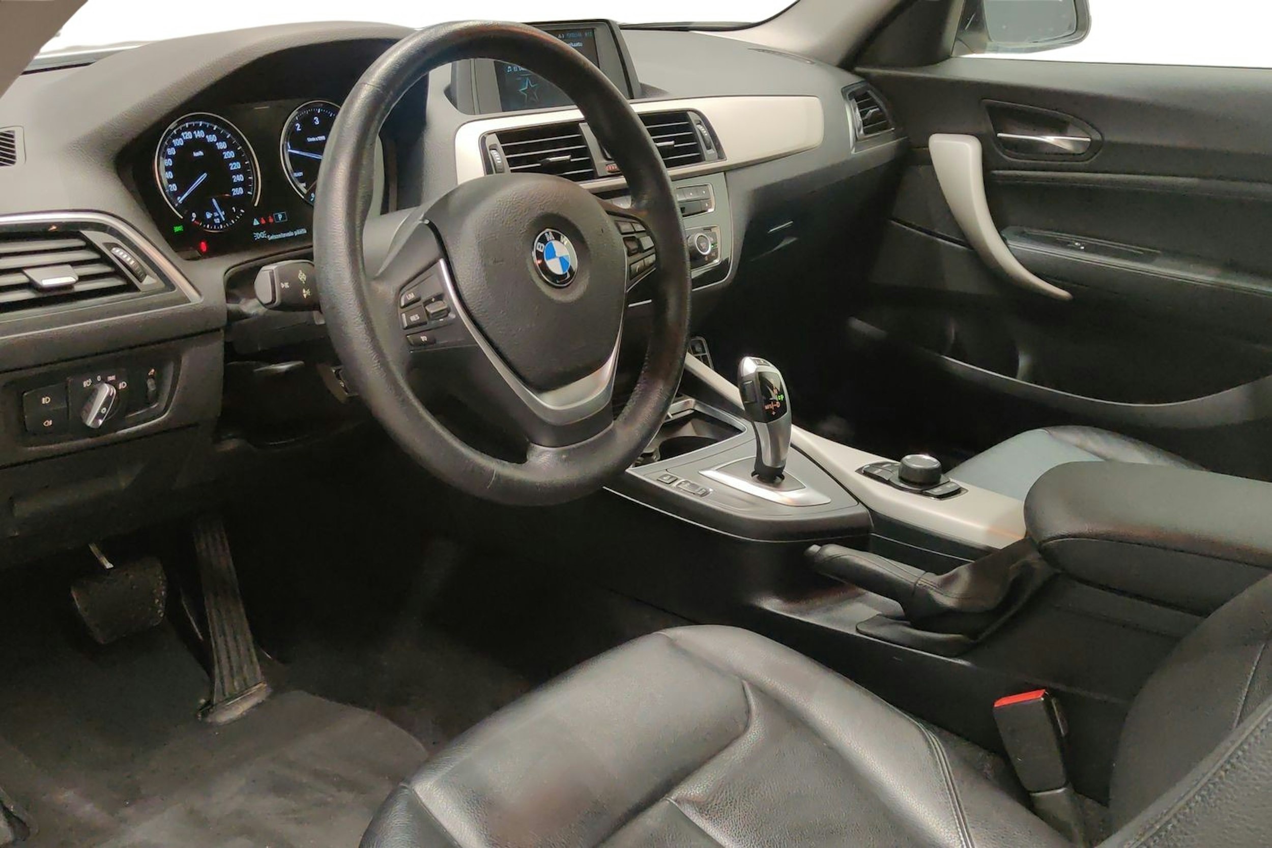 valkoinen BMW 220 2018 kuva 7.
