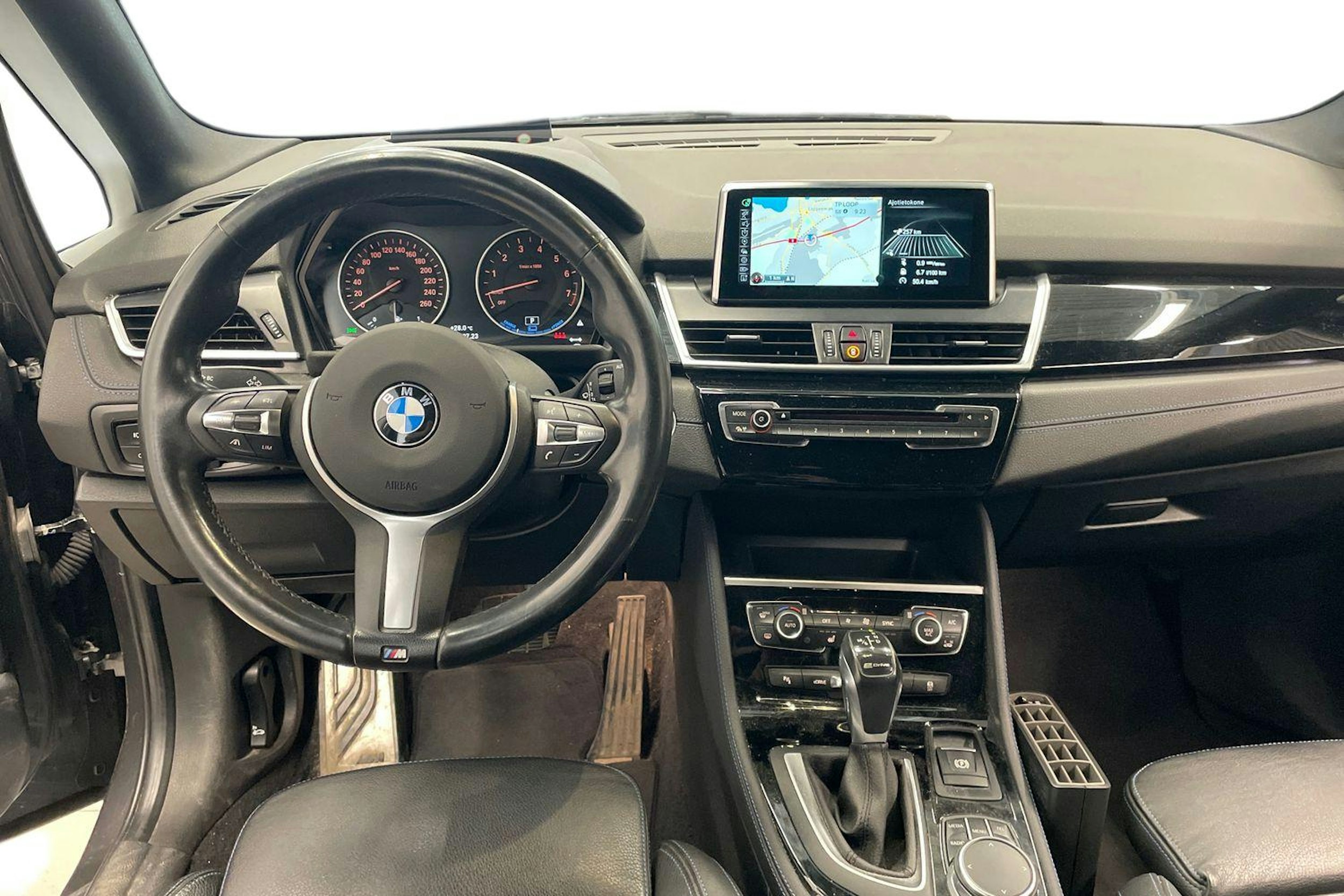 harmaa BMW 225 2016 kuva 3.