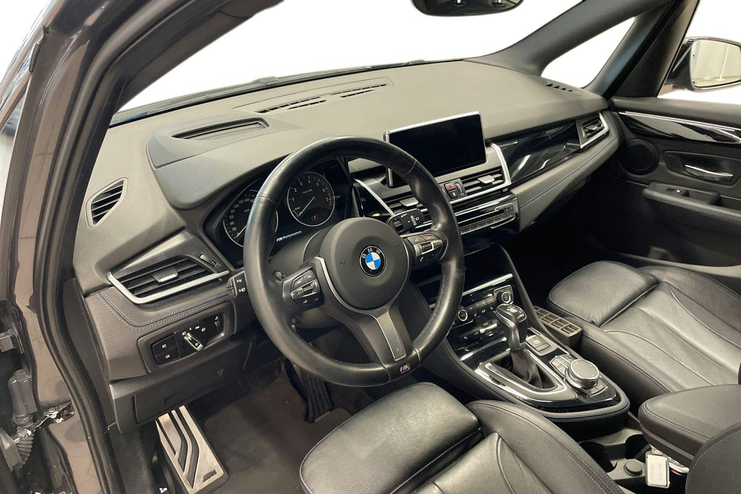 harmaa BMW 225 2016 kuva 7.
