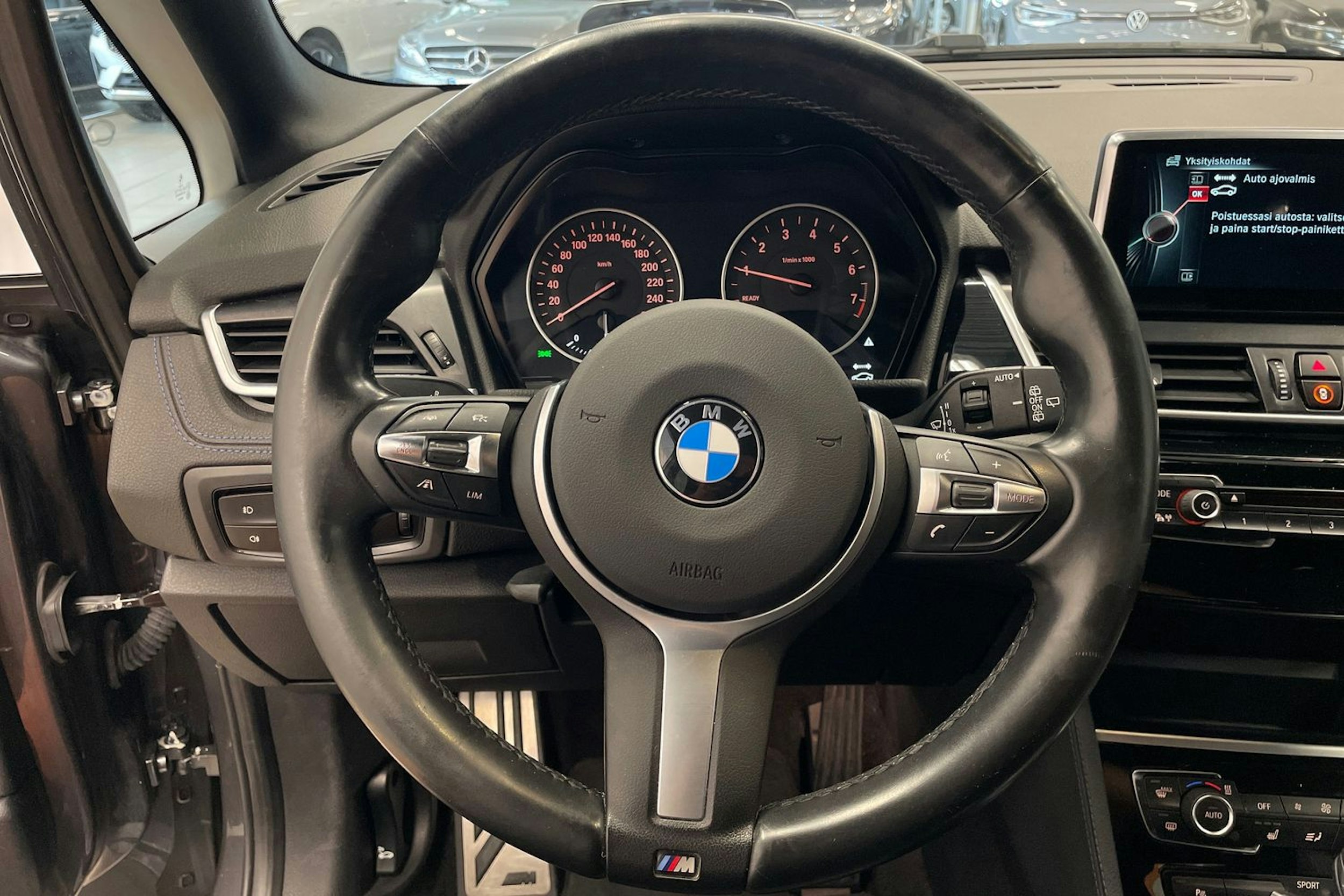 harmaa BMW 225 2016 kuva 14.