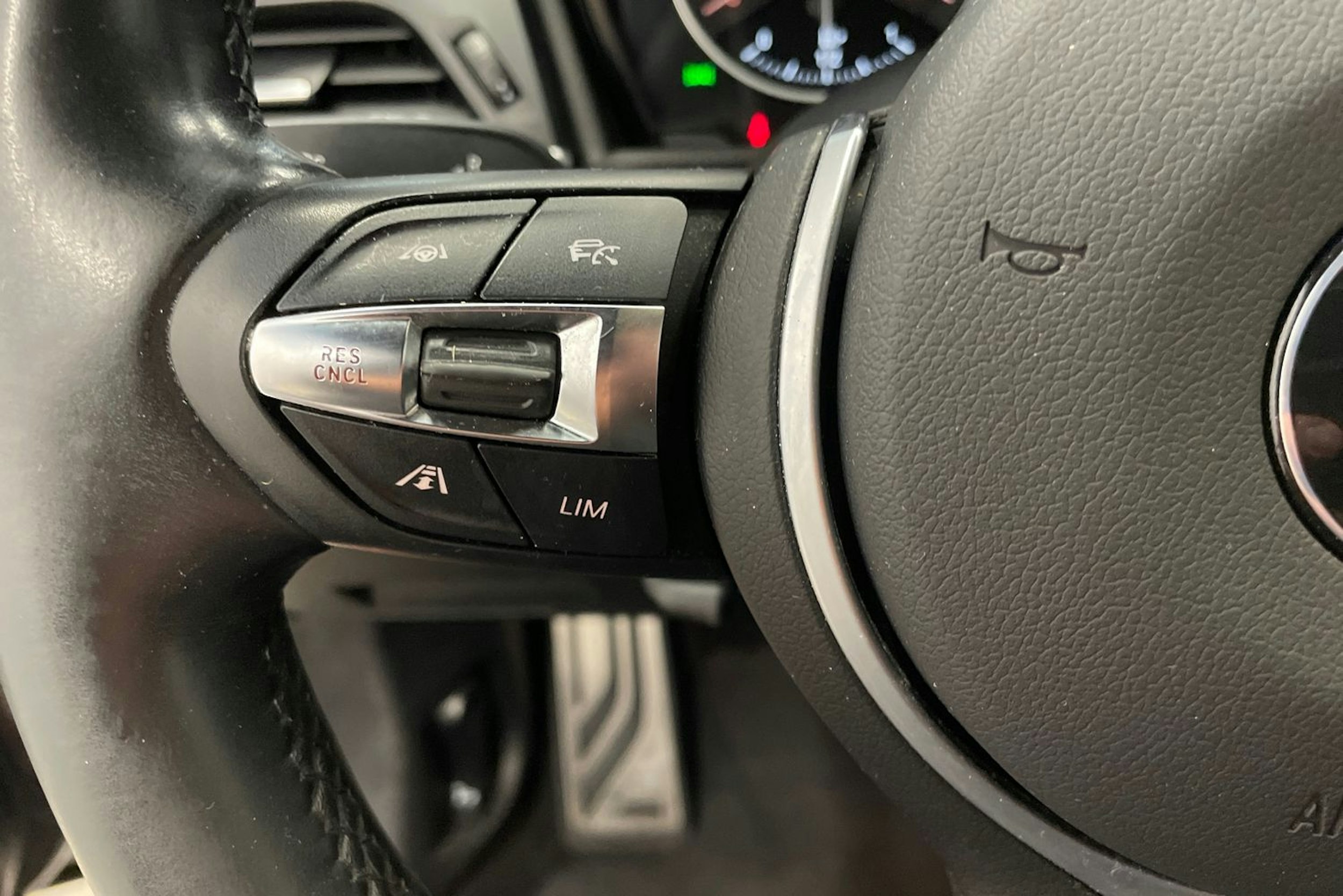 harmaa BMW 225 2016 kuva 16.