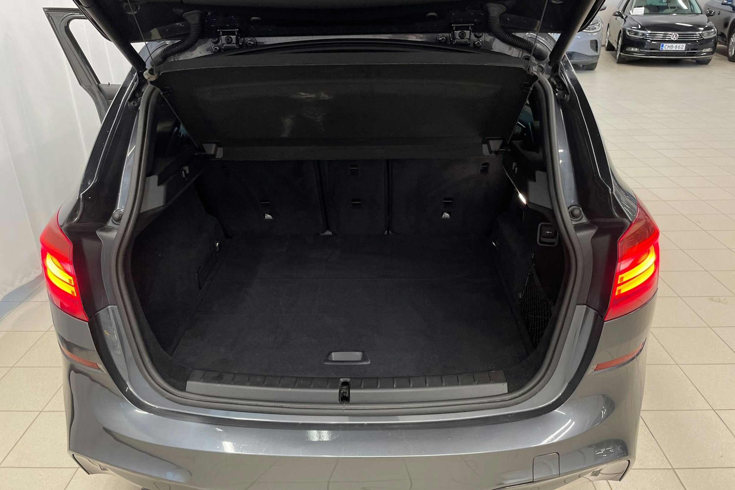 harmaa BMW 225 2016 kuva 23.