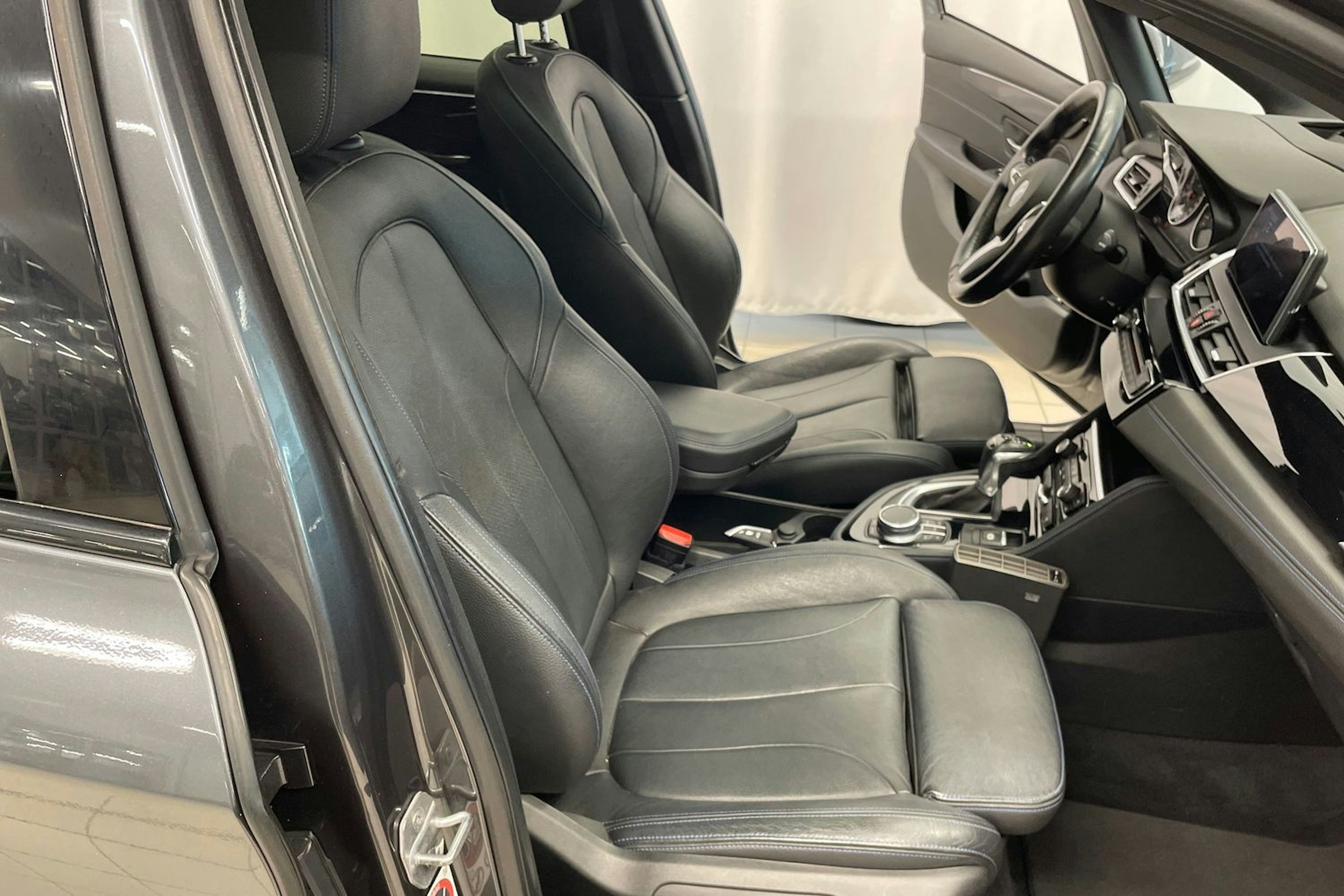 harmaa BMW 225 2016 kuva 25.