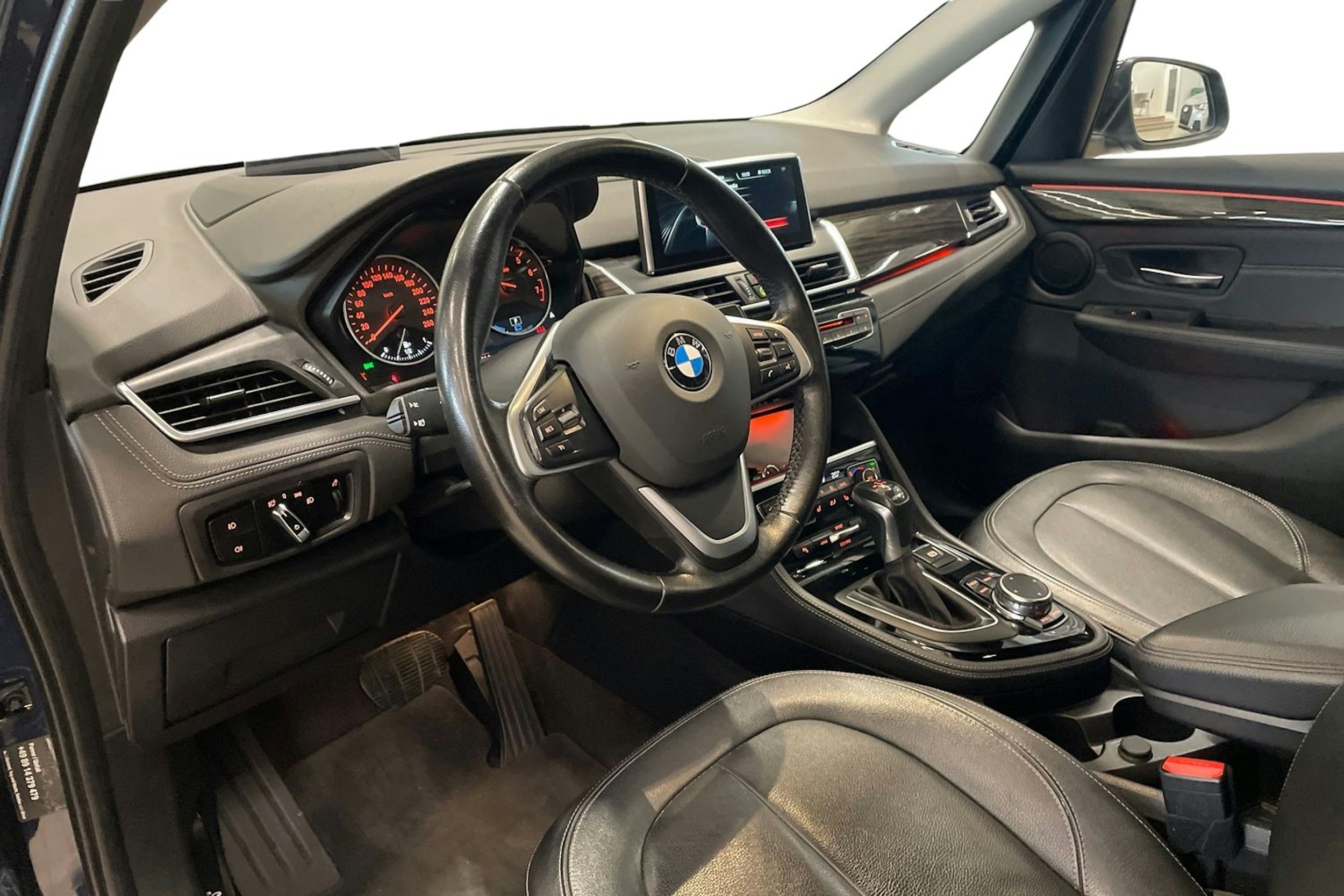 sininen BMW 225 2016 kuva 7.