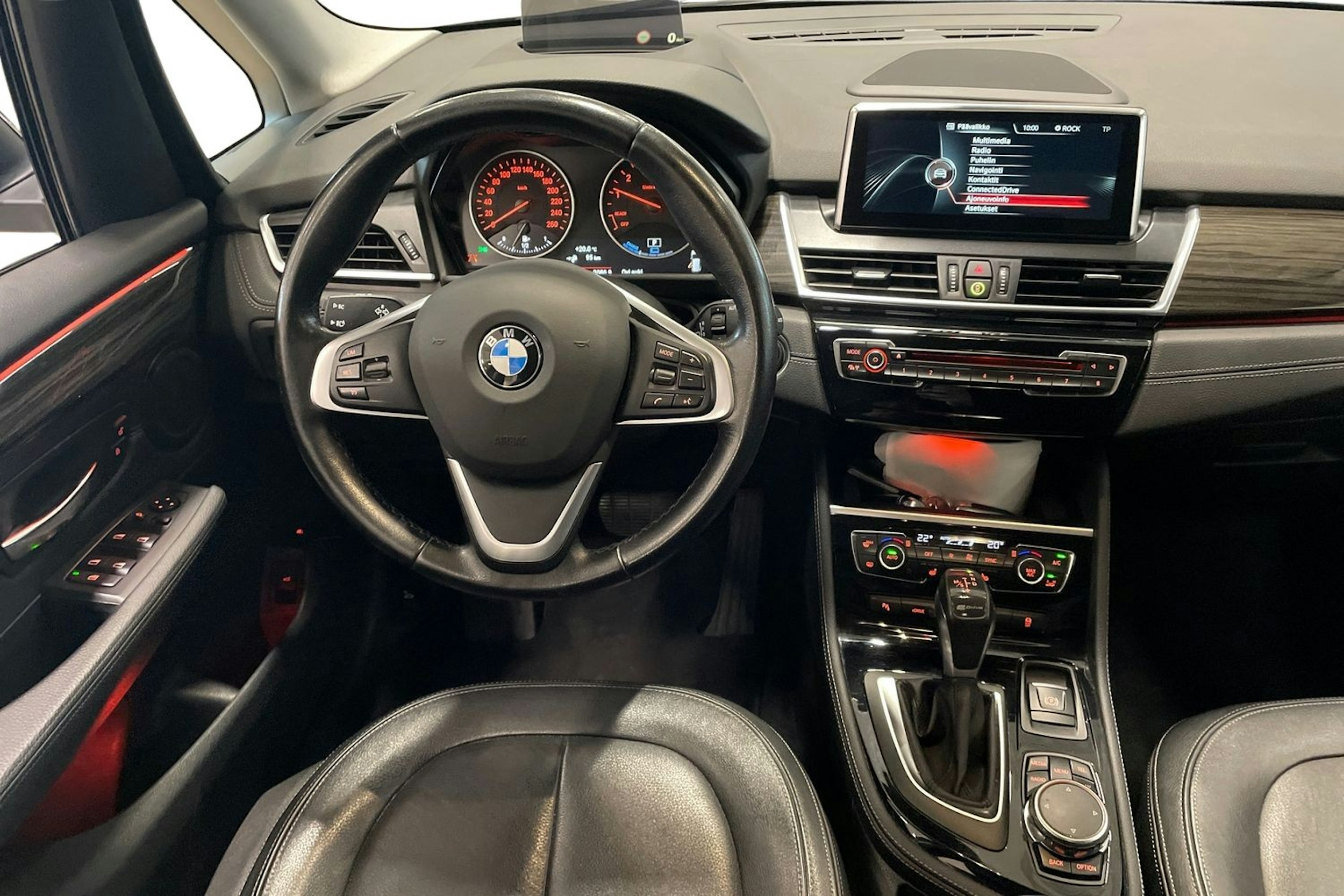 sininen BMW 225 2016 kuva 9.