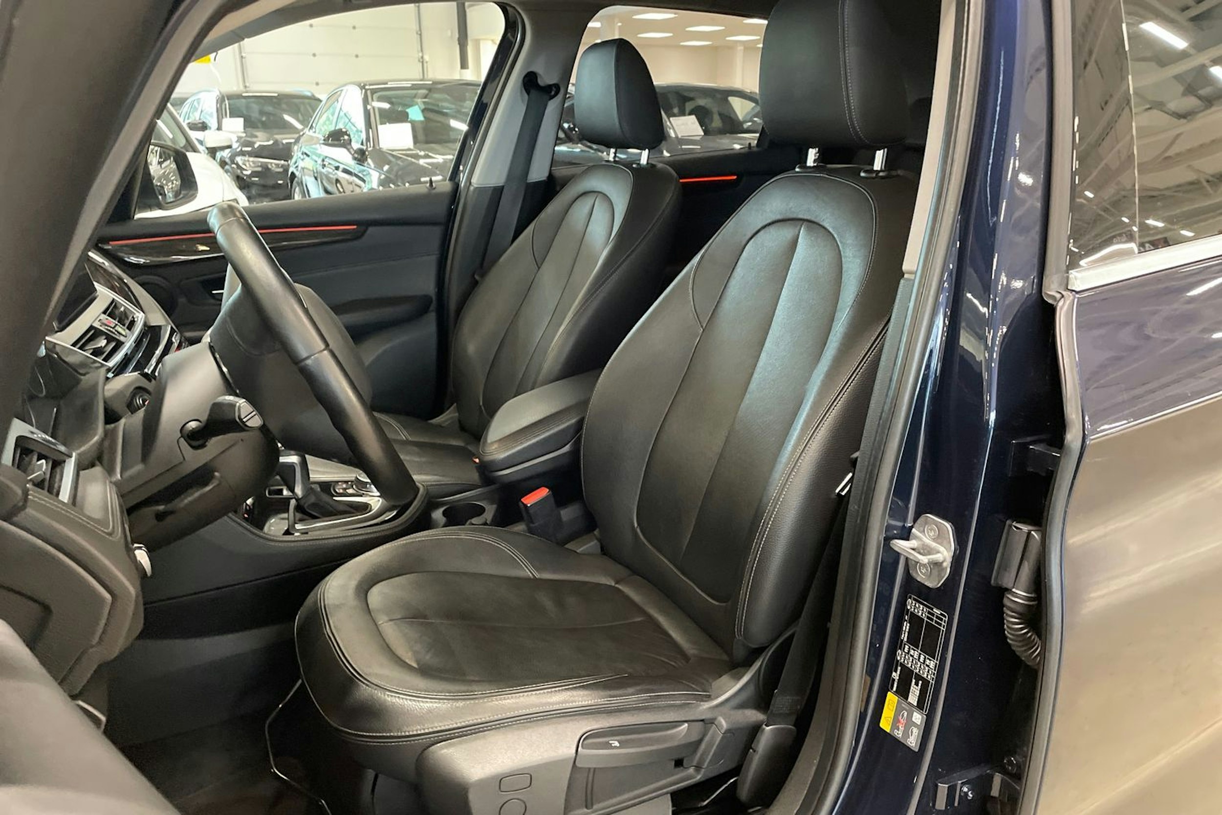 sininen BMW 225 2016 kuva 14.