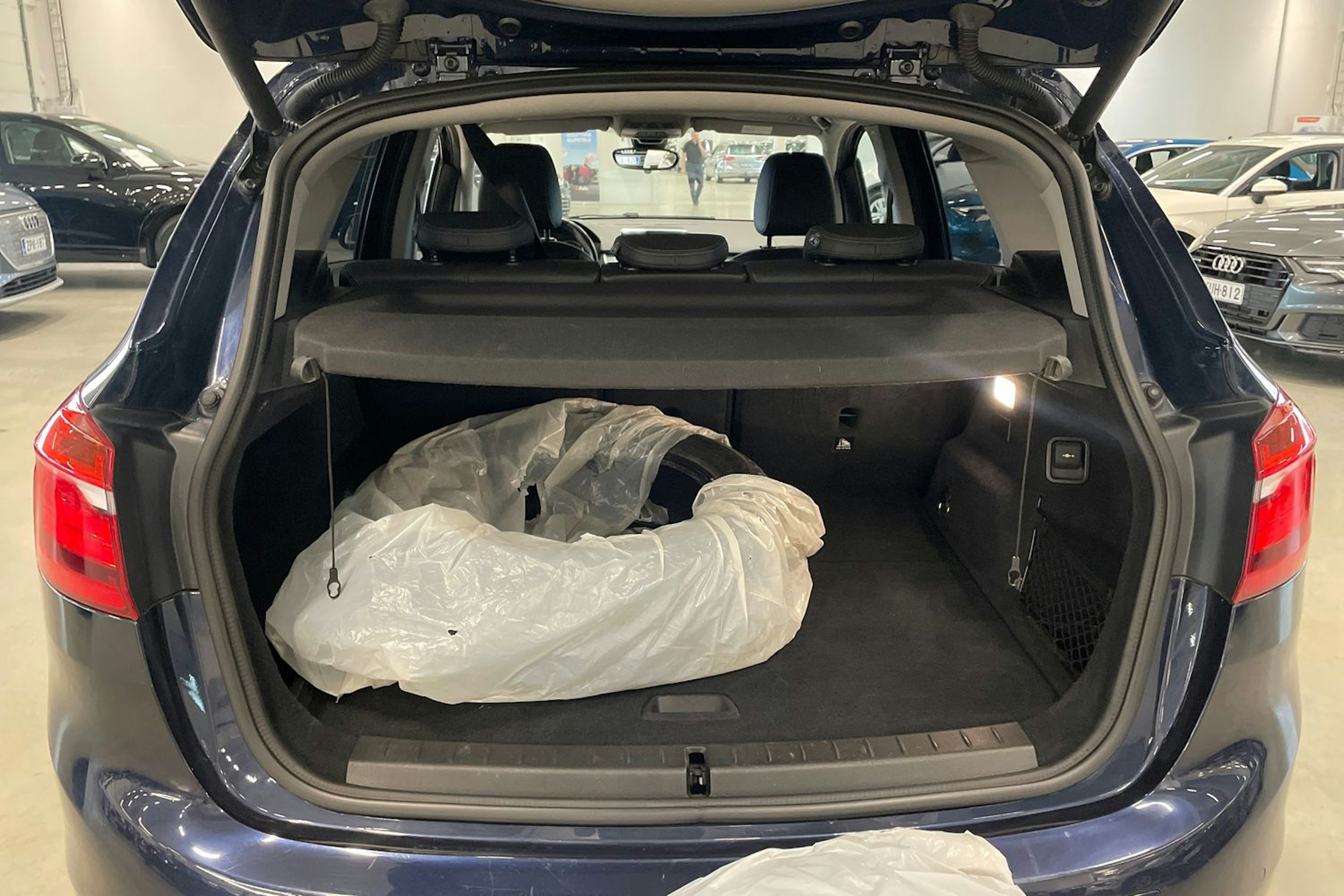 sininen BMW 225 2016 kuva 32.