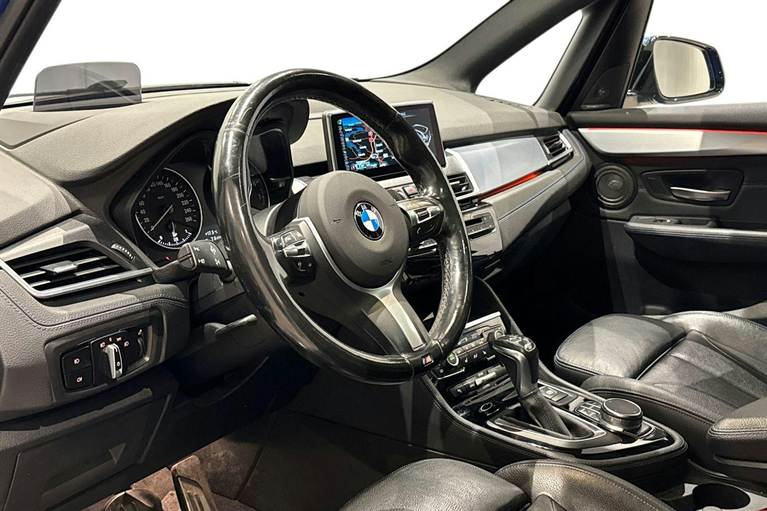 sininen BMW 225 2016 kuva 7.