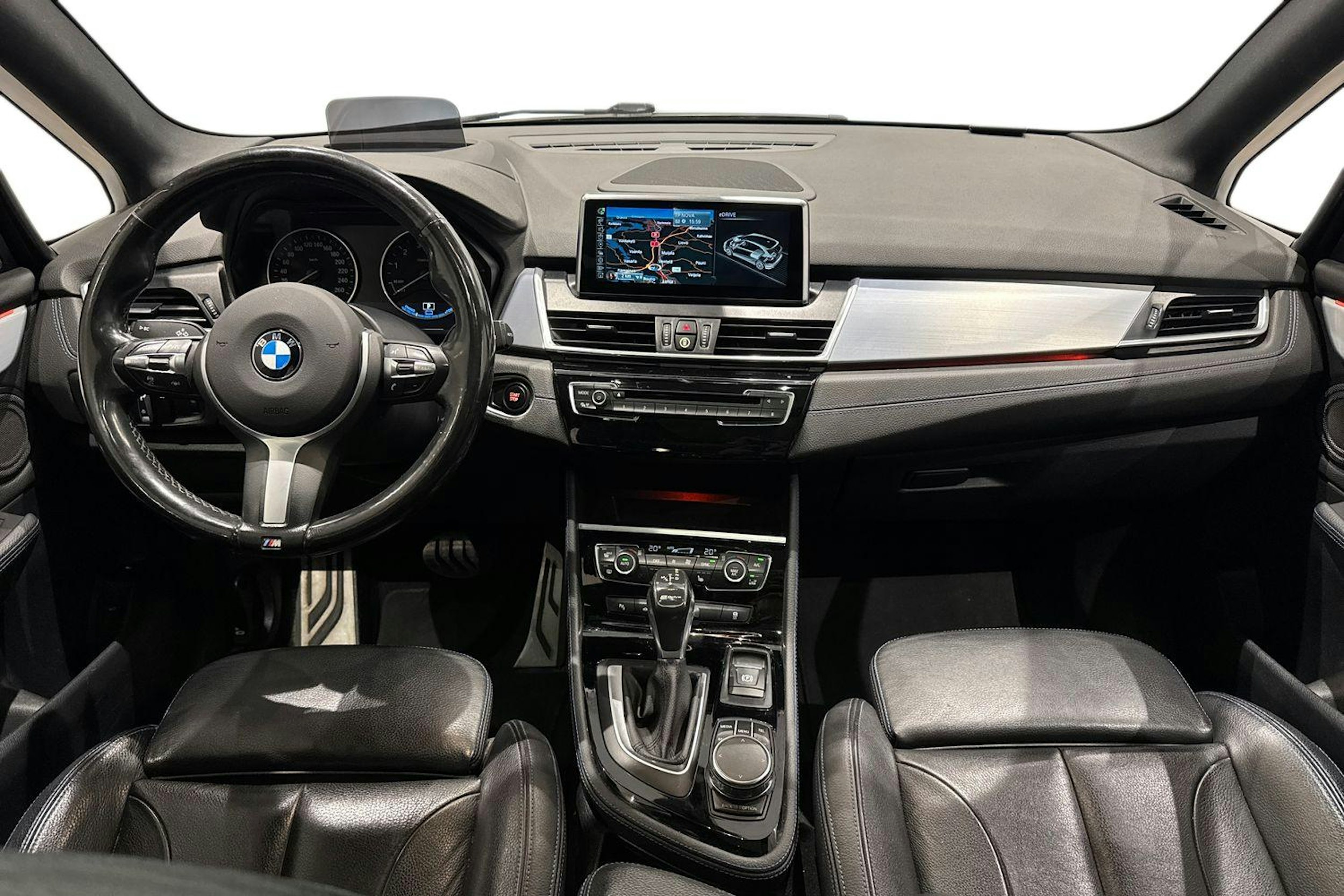 sininen BMW 225 2016 kuva 9.