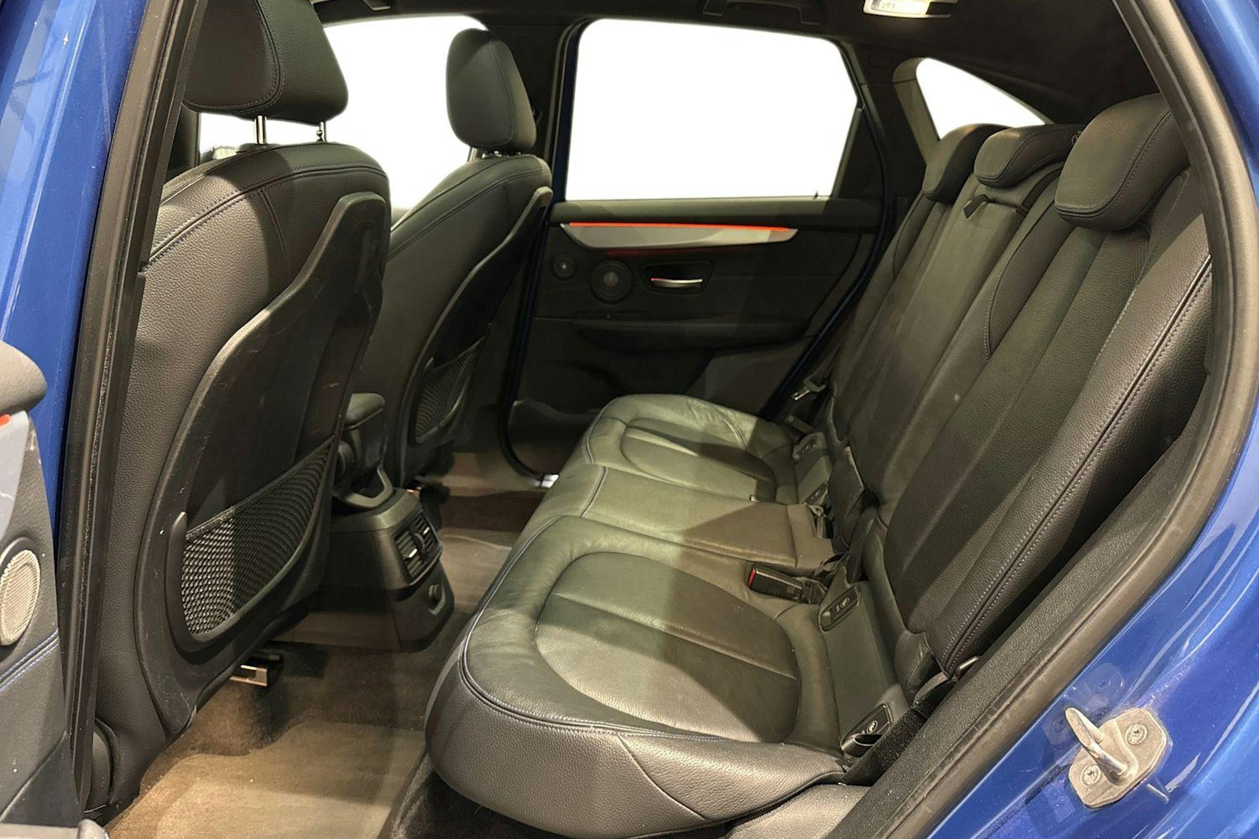 sininen BMW 225 2016 kuva 10.