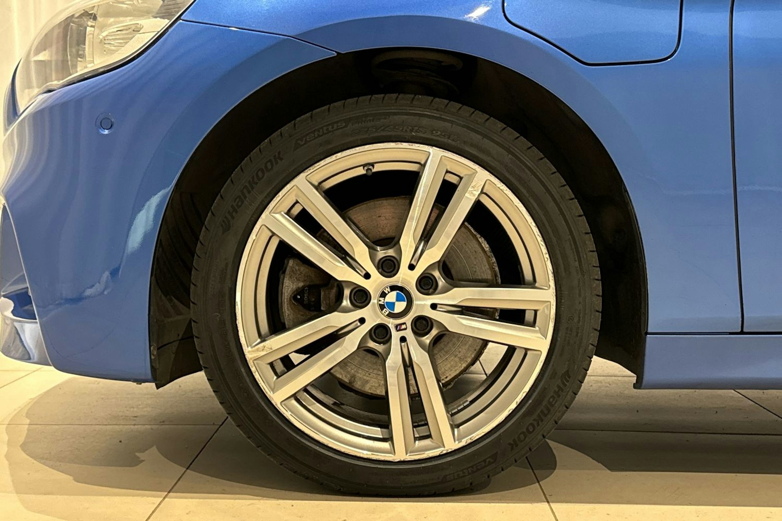 sininen BMW 225 2016 kuva 11.