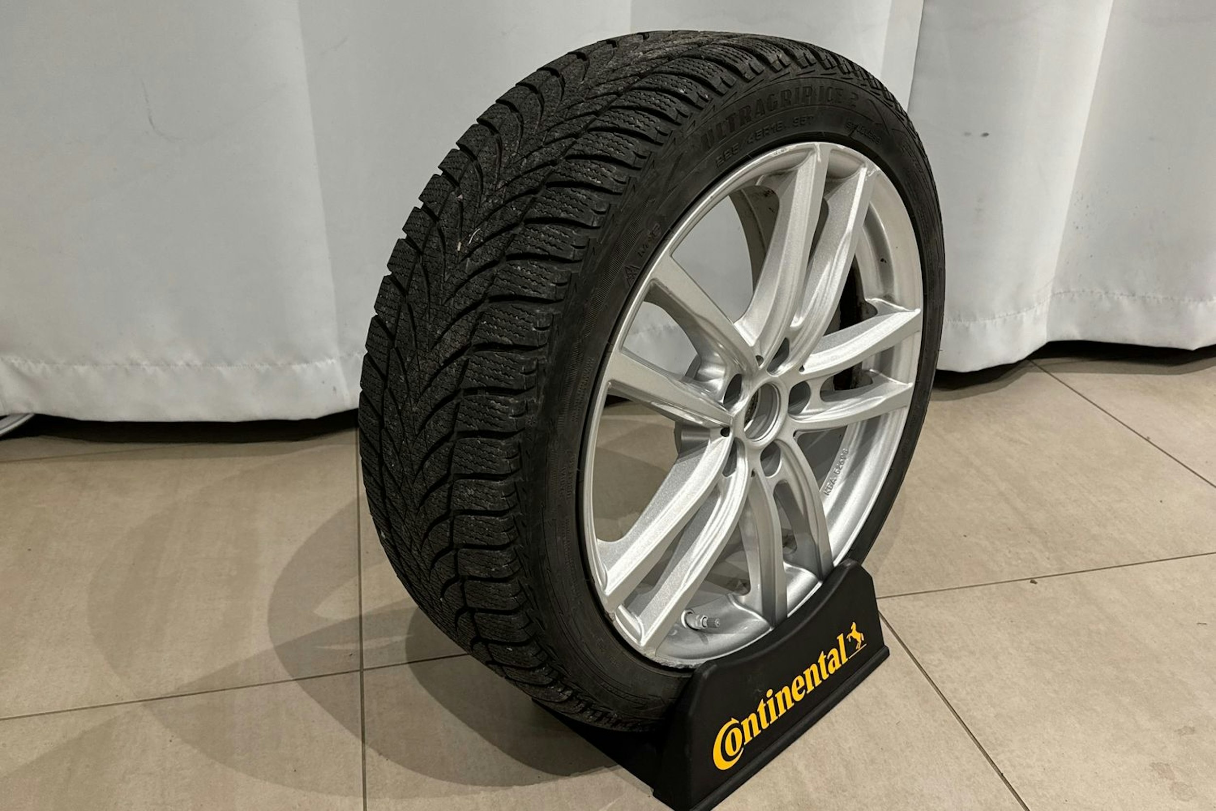 sininen BMW 225 2016 kuva 14.