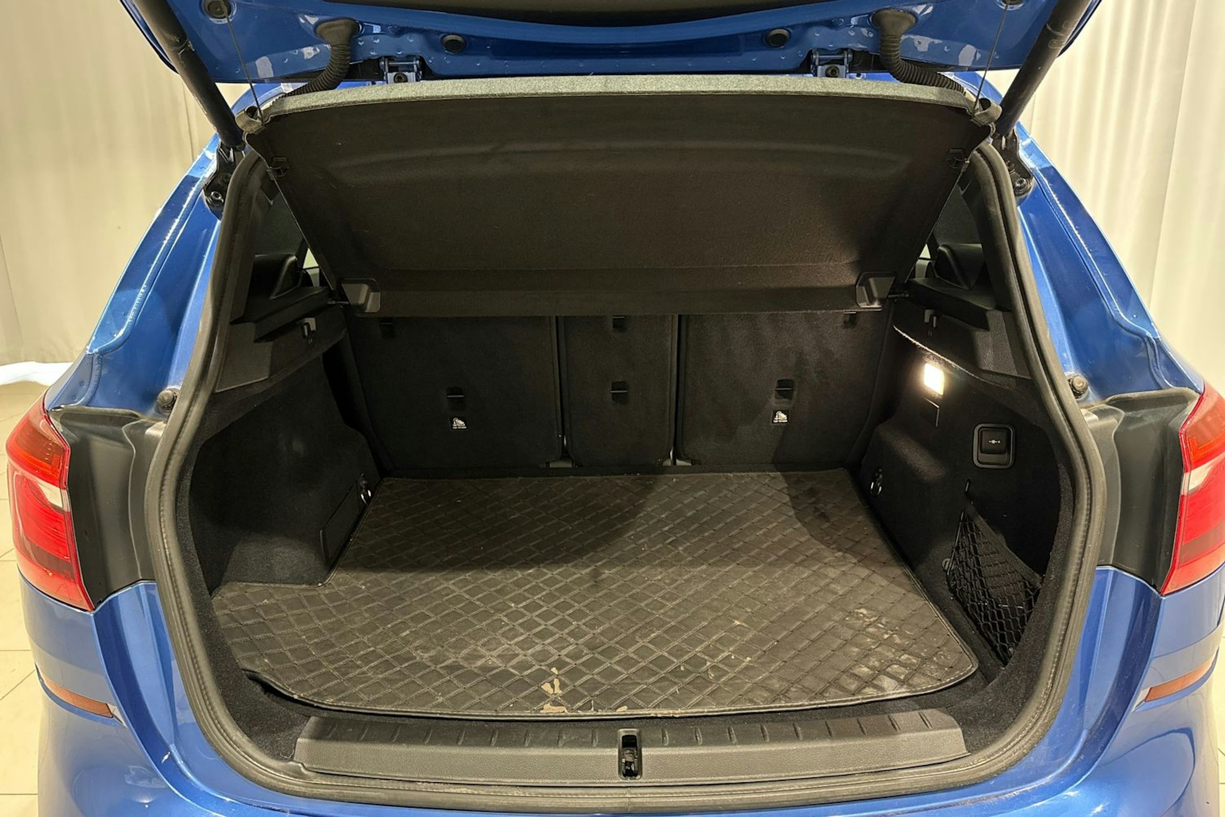 sininen BMW 225 2016 kuva 17.