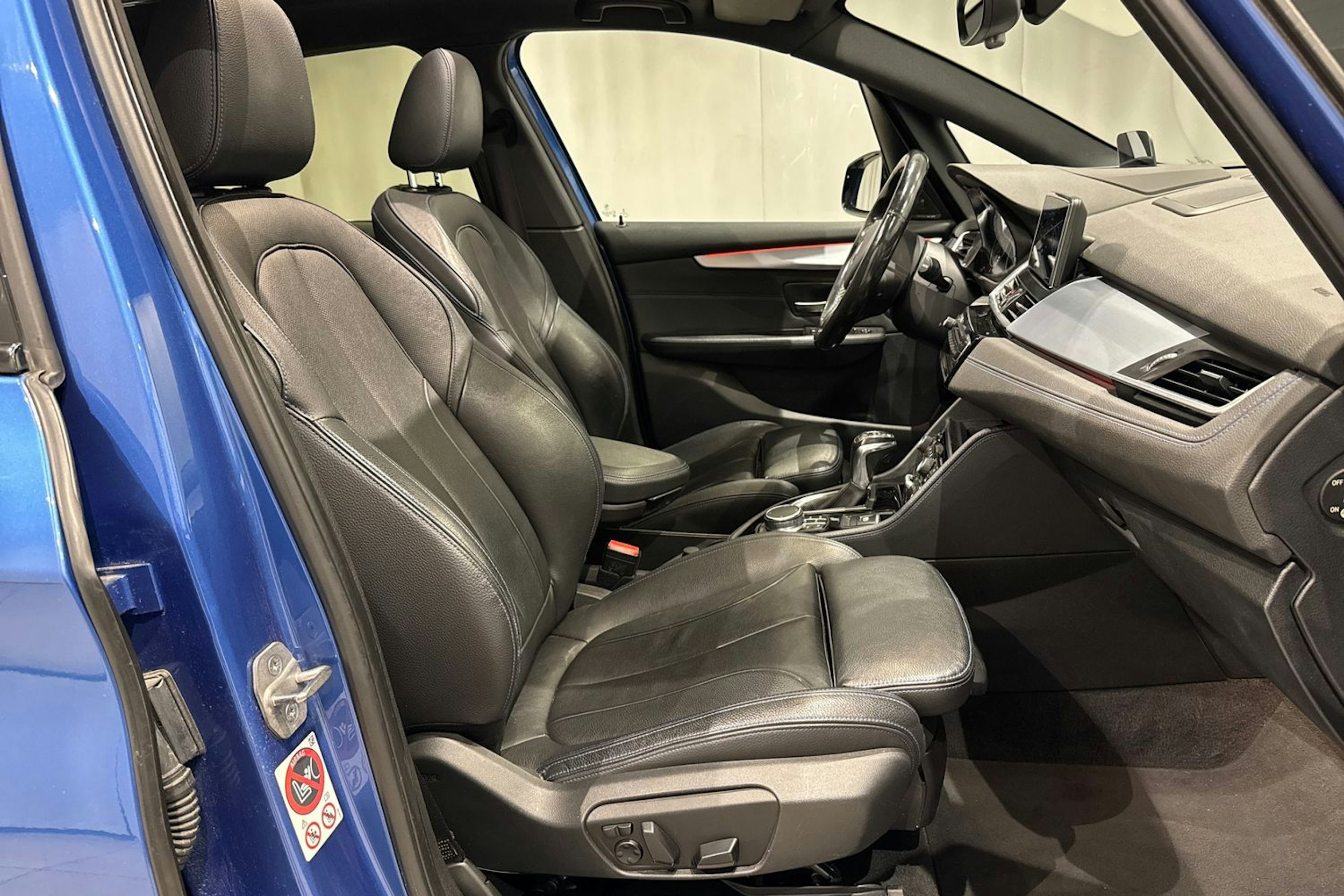 sininen BMW 225 2016 kuva 19.