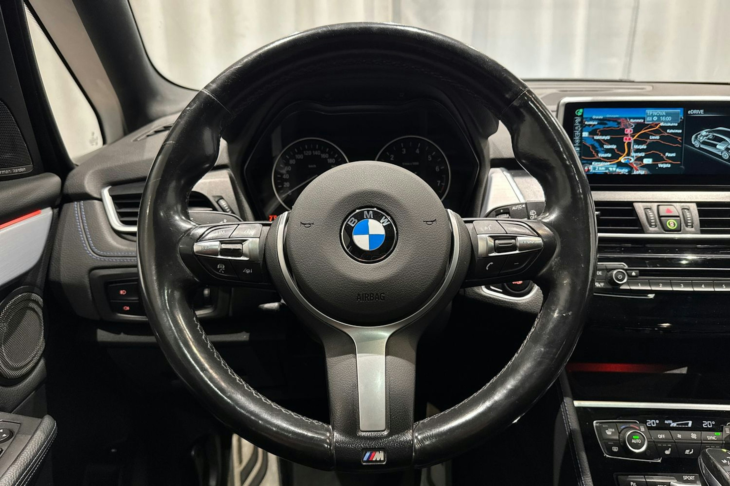 sininen BMW 225 2016 kuva 22.