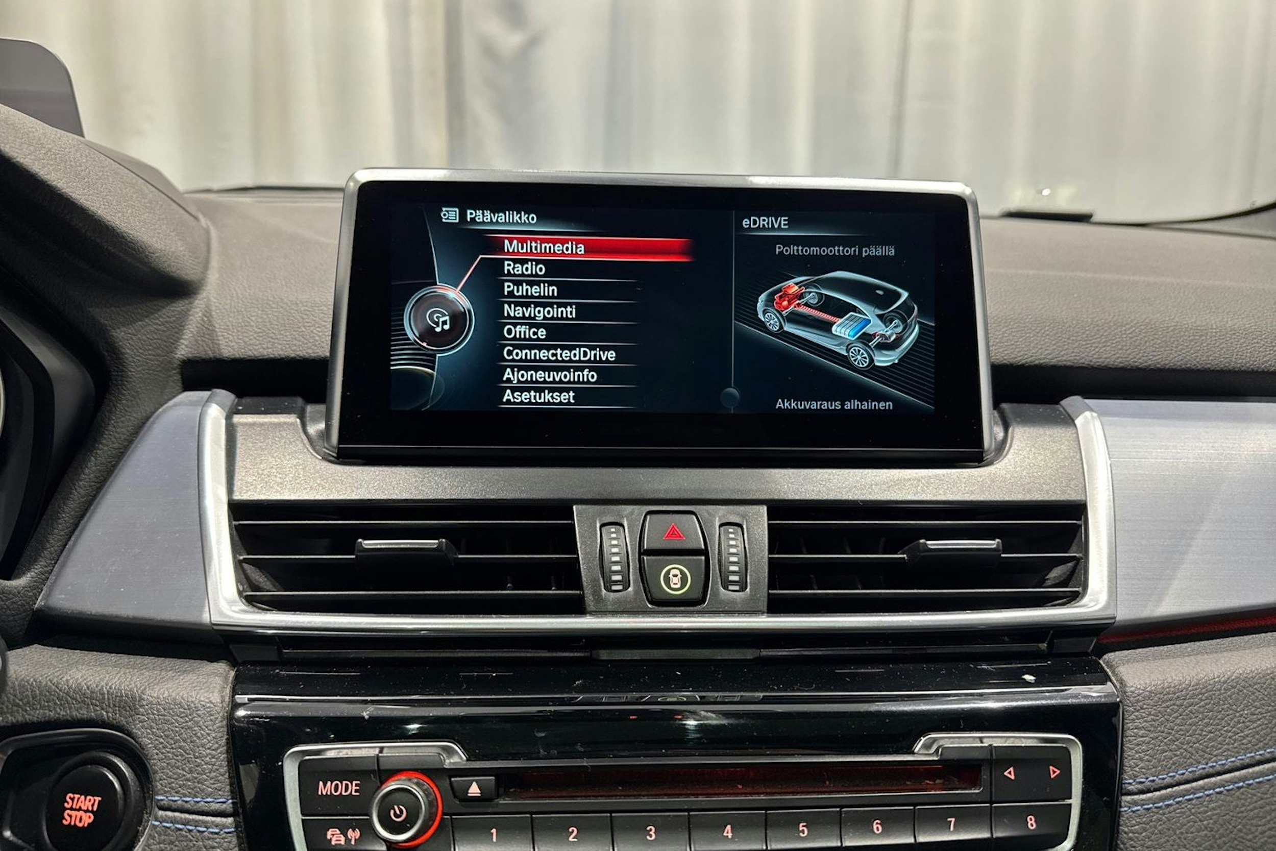 sininen BMW 225 2016 kuva 26.