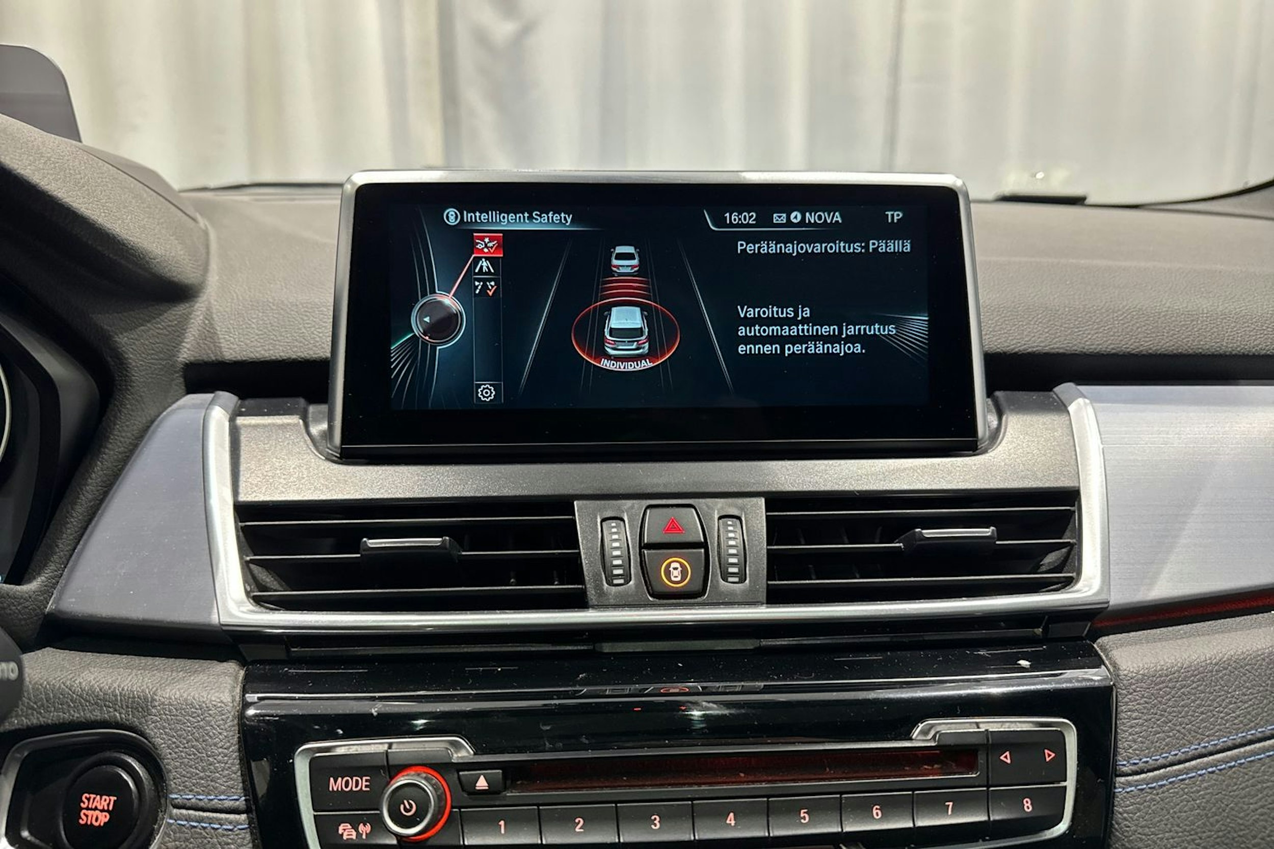 sininen BMW 225 2016 kuva 28.