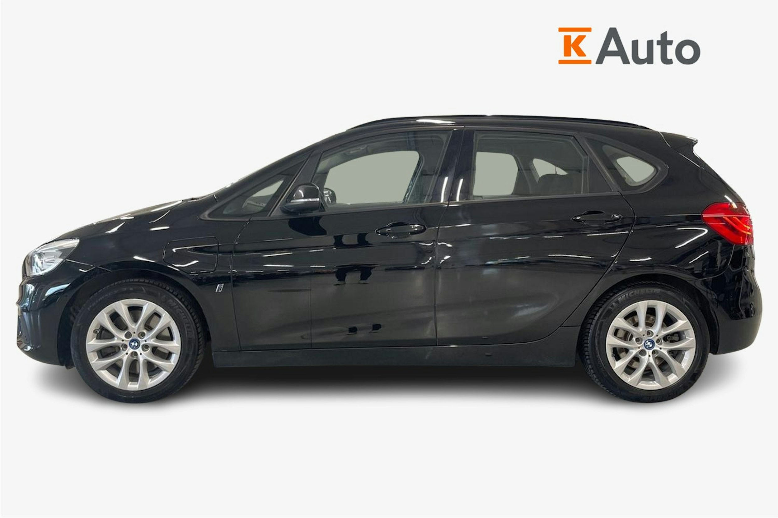 musta BMW 225 2016 kuva 6.