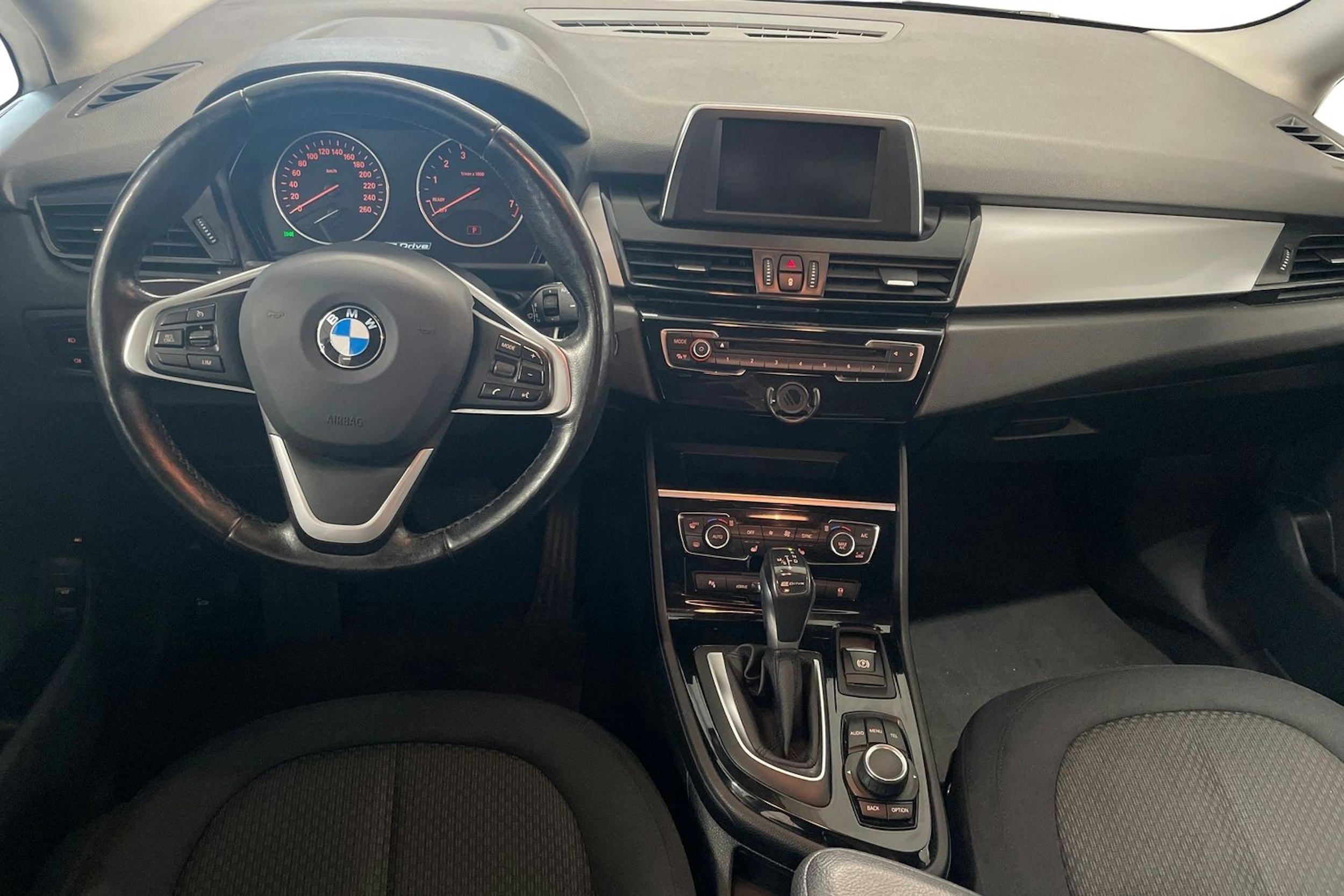 musta BMW 225 2016 kuva 9.