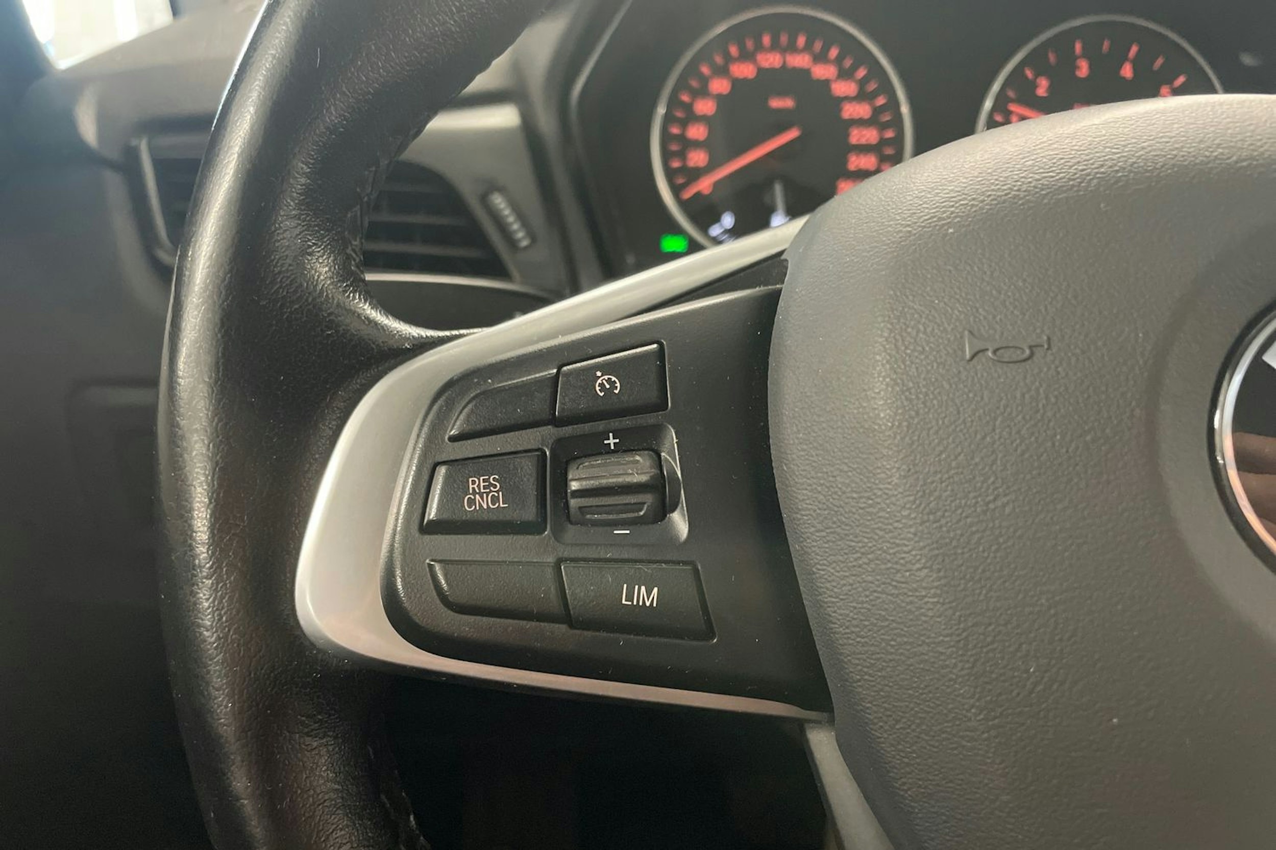 musta BMW 225 2016 kuva 16.